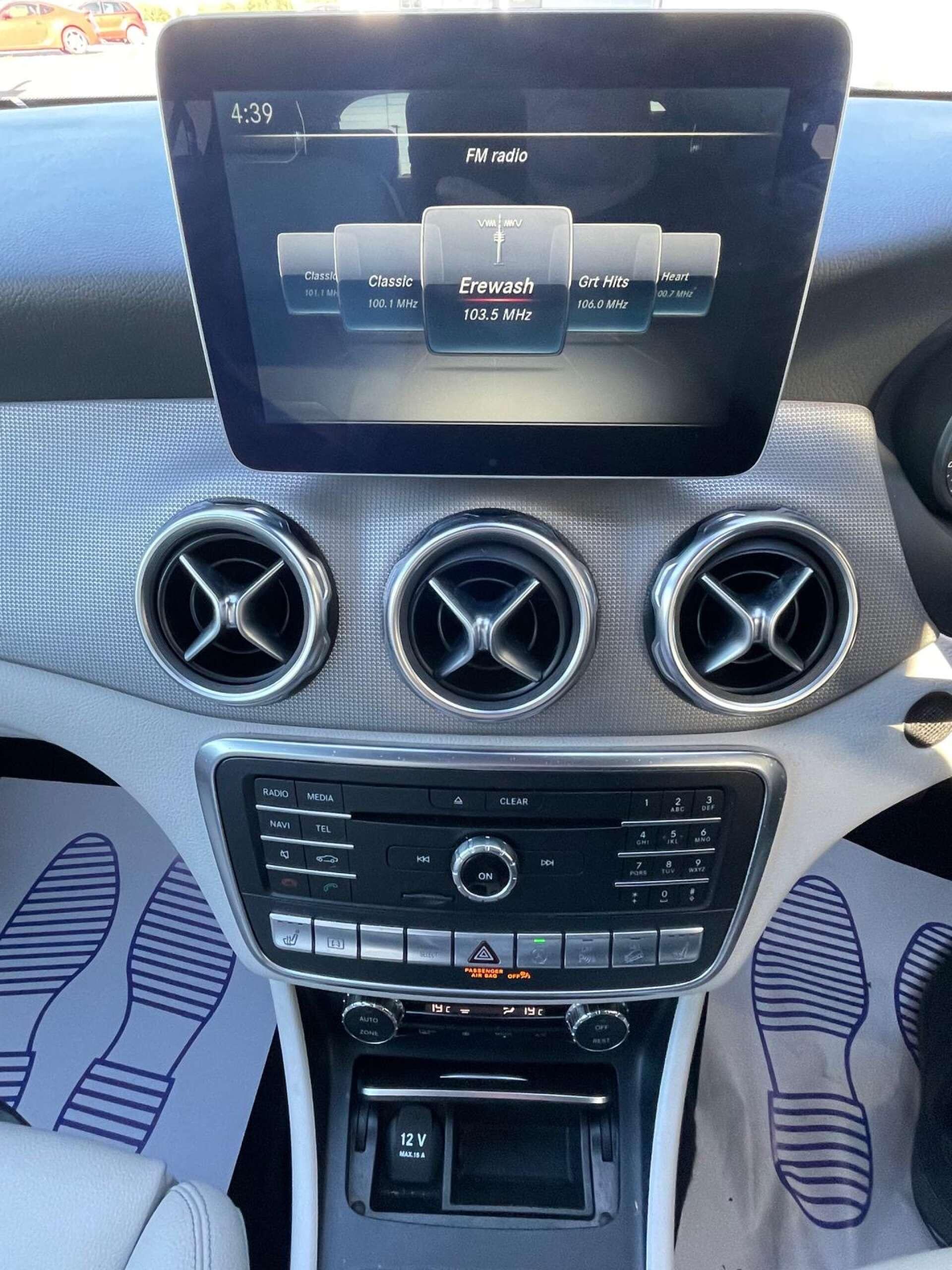 Mercedes-Benz Gla view 32