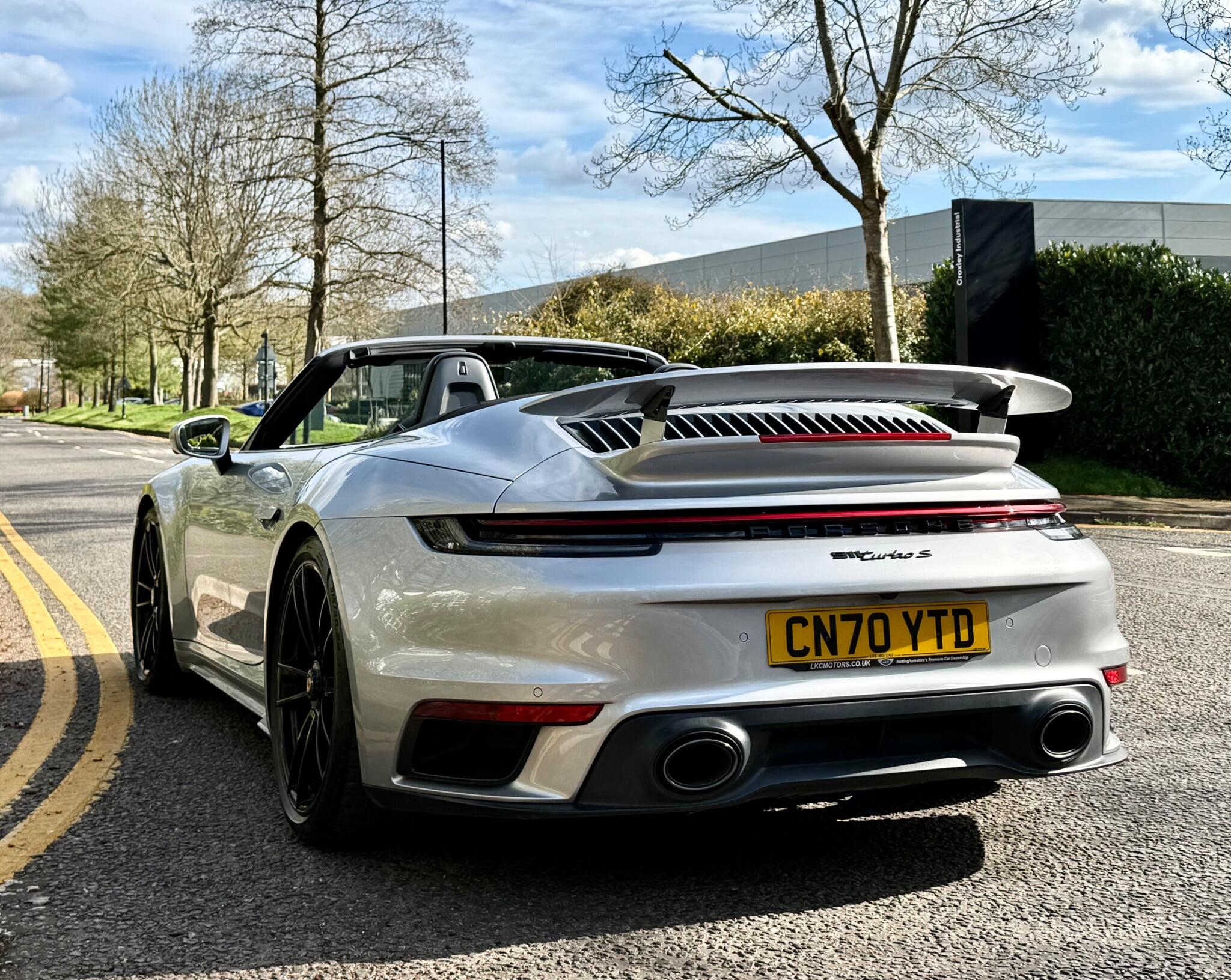 Porsche 911 view 7