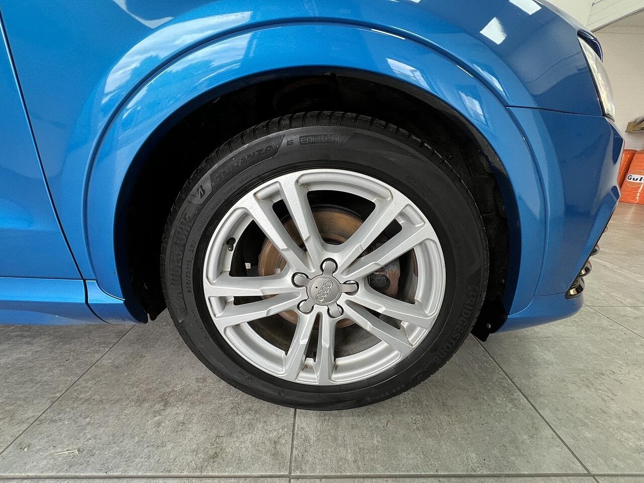Audi Q3 view 20