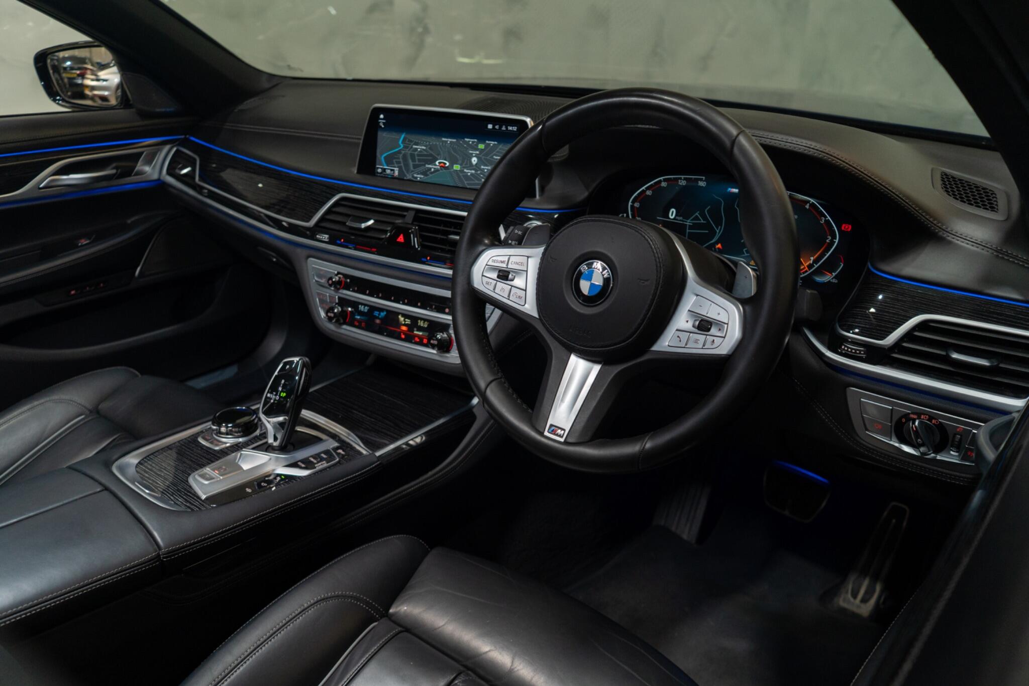 BMW 7 Series view 10