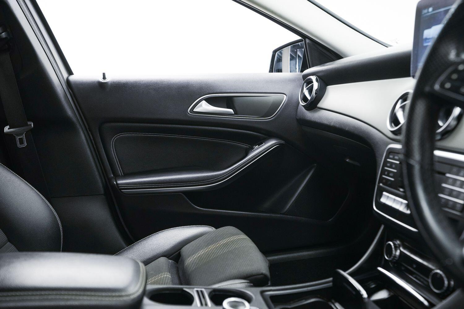 Mercedes-Benz Gla view 18