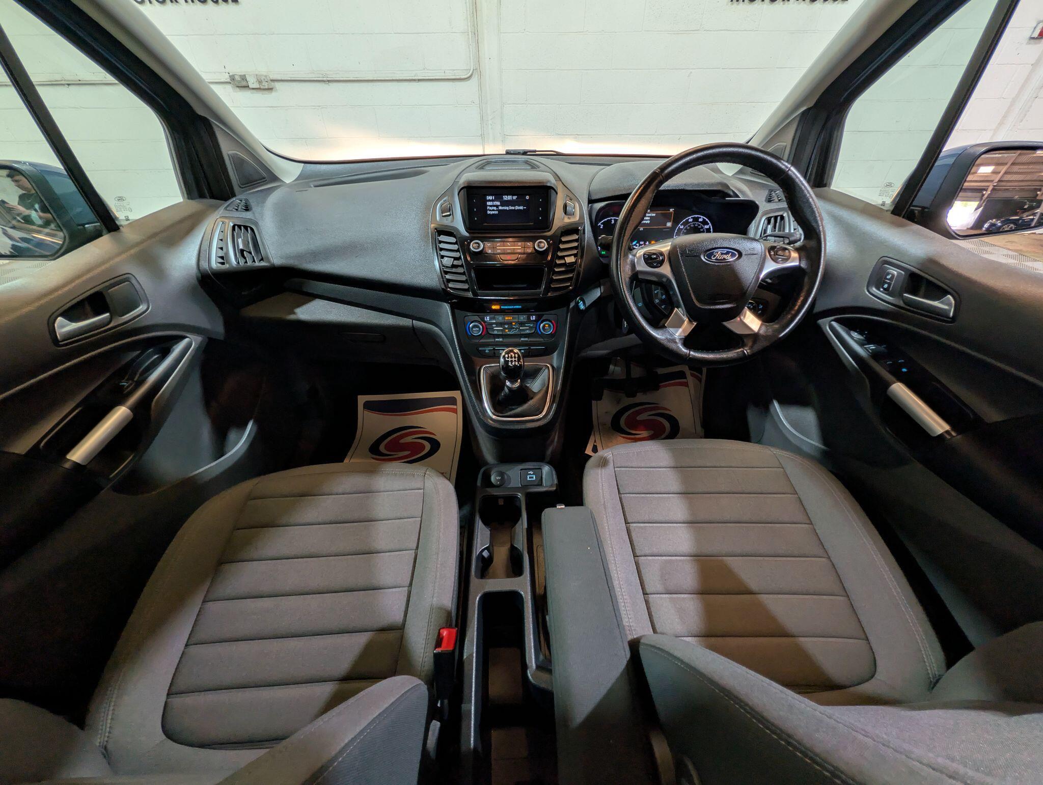 Ford Grand Tourneo Connect view 23
