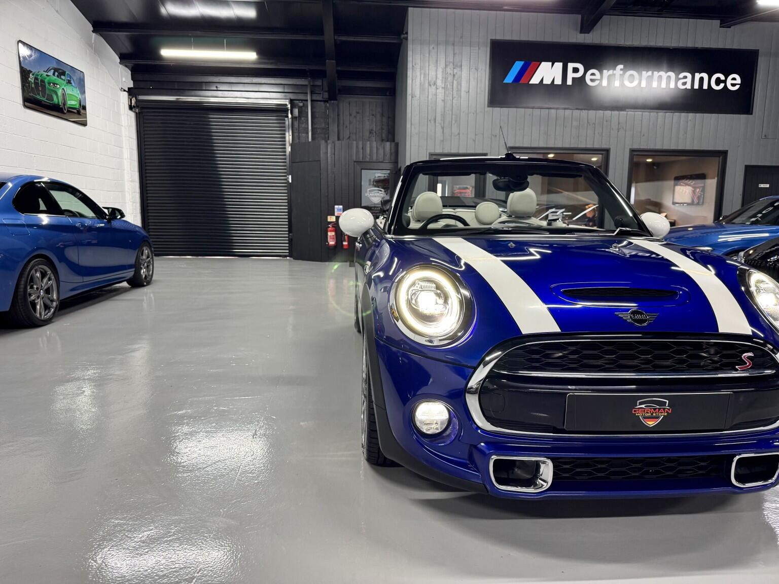 Mini Convertible view 28