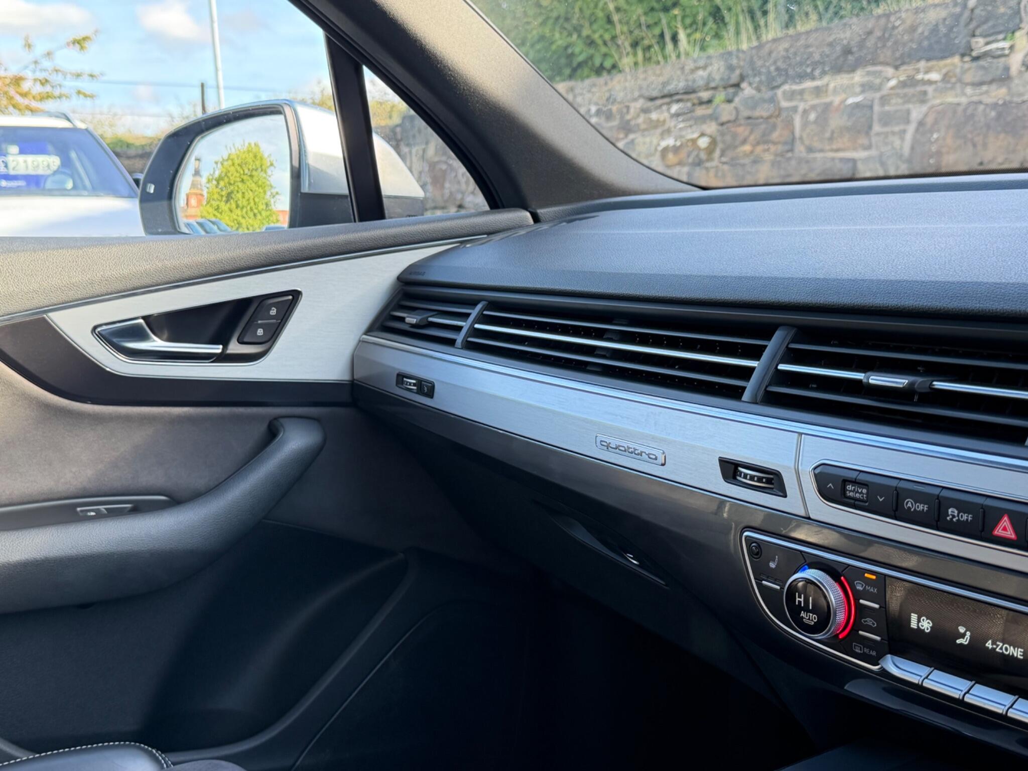Audi Q7 view 48