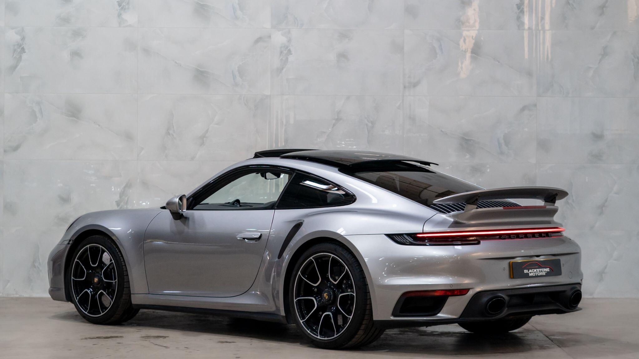 Porsche 911 view 4