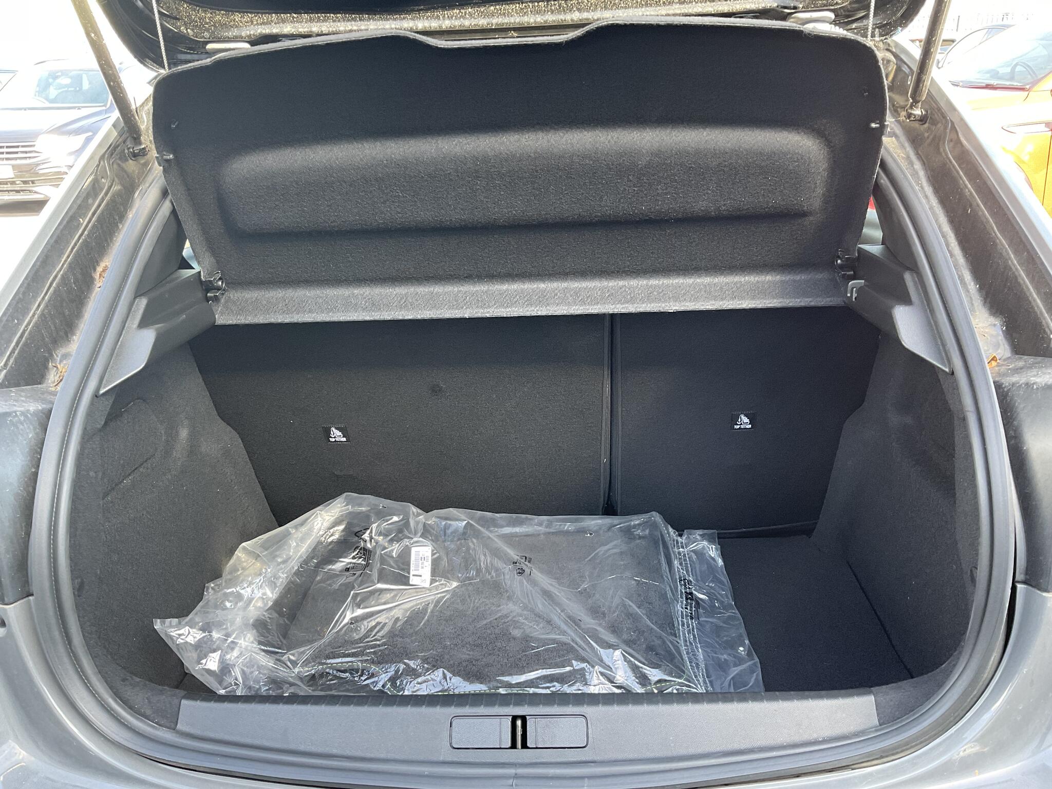 Peugeot 208 view 19
