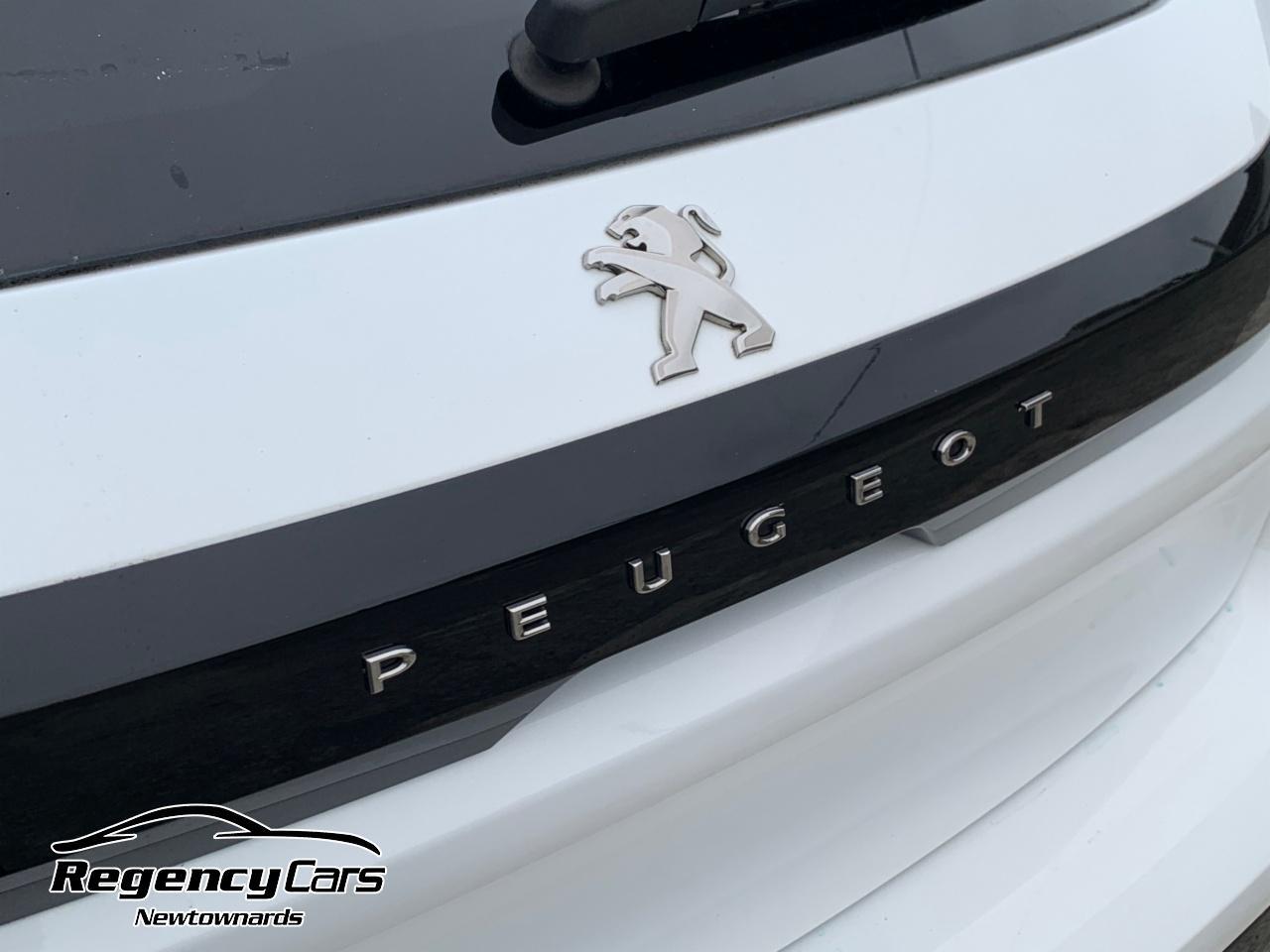 Peugeot 208 view 45