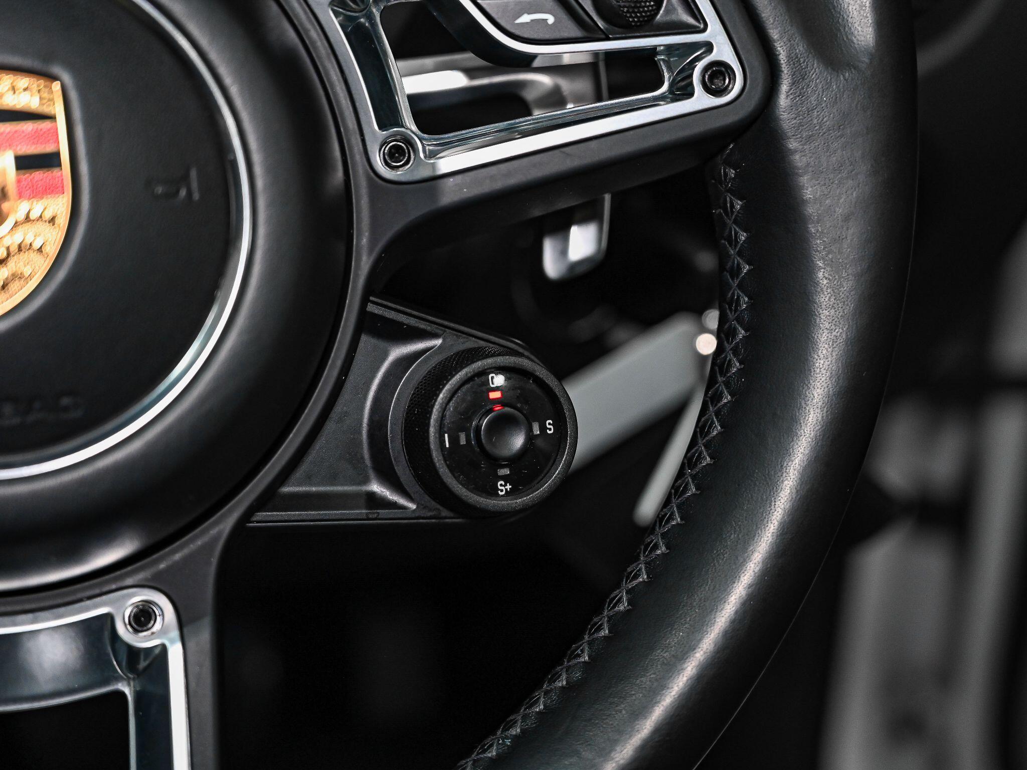 Porsche Macan view 11