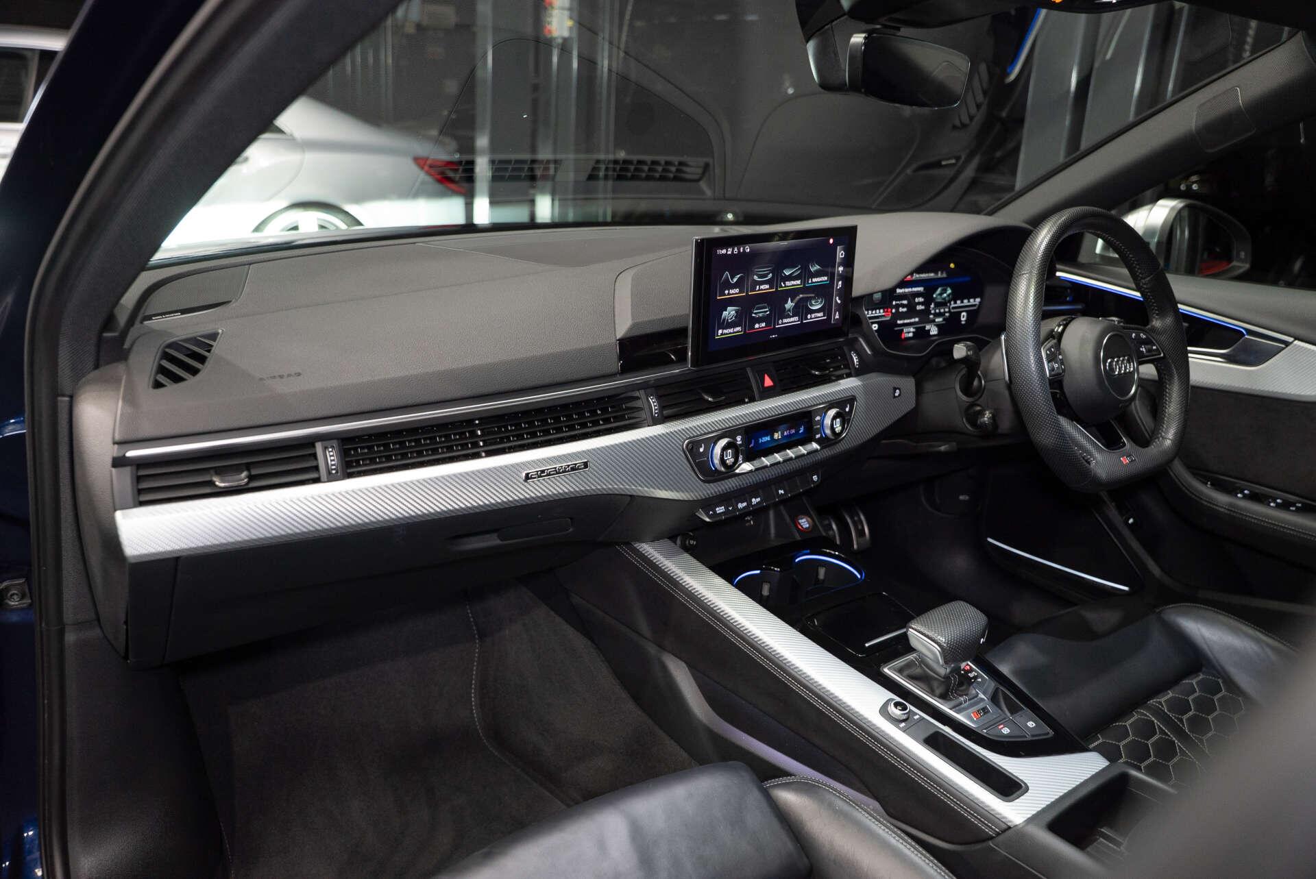 Audi RS4 Avant view 4