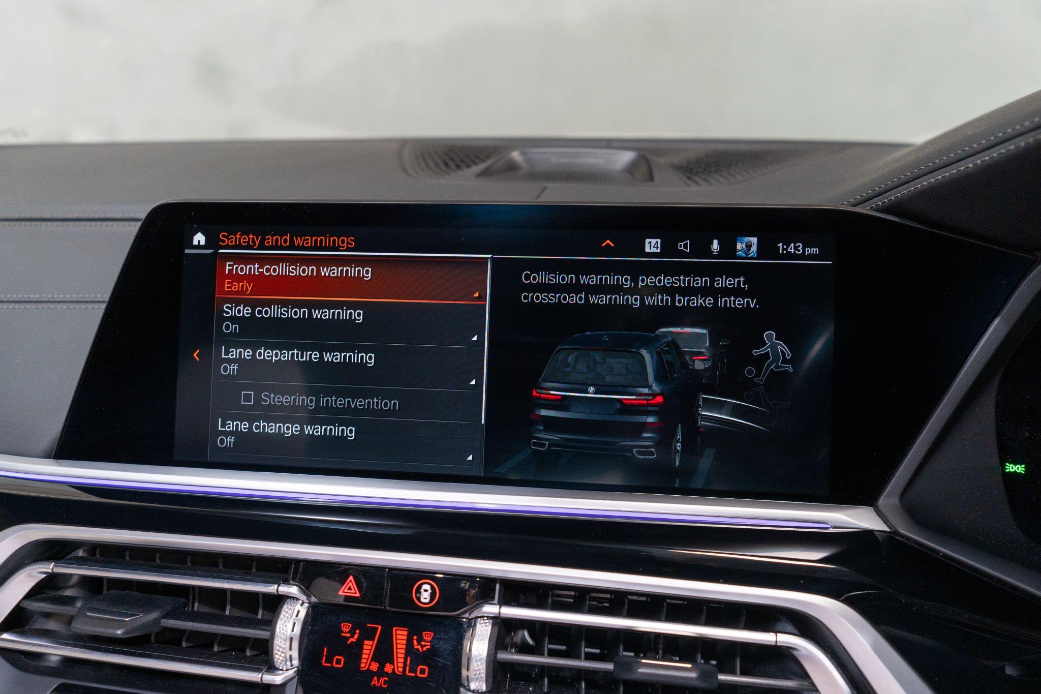 BMW X7 view 25