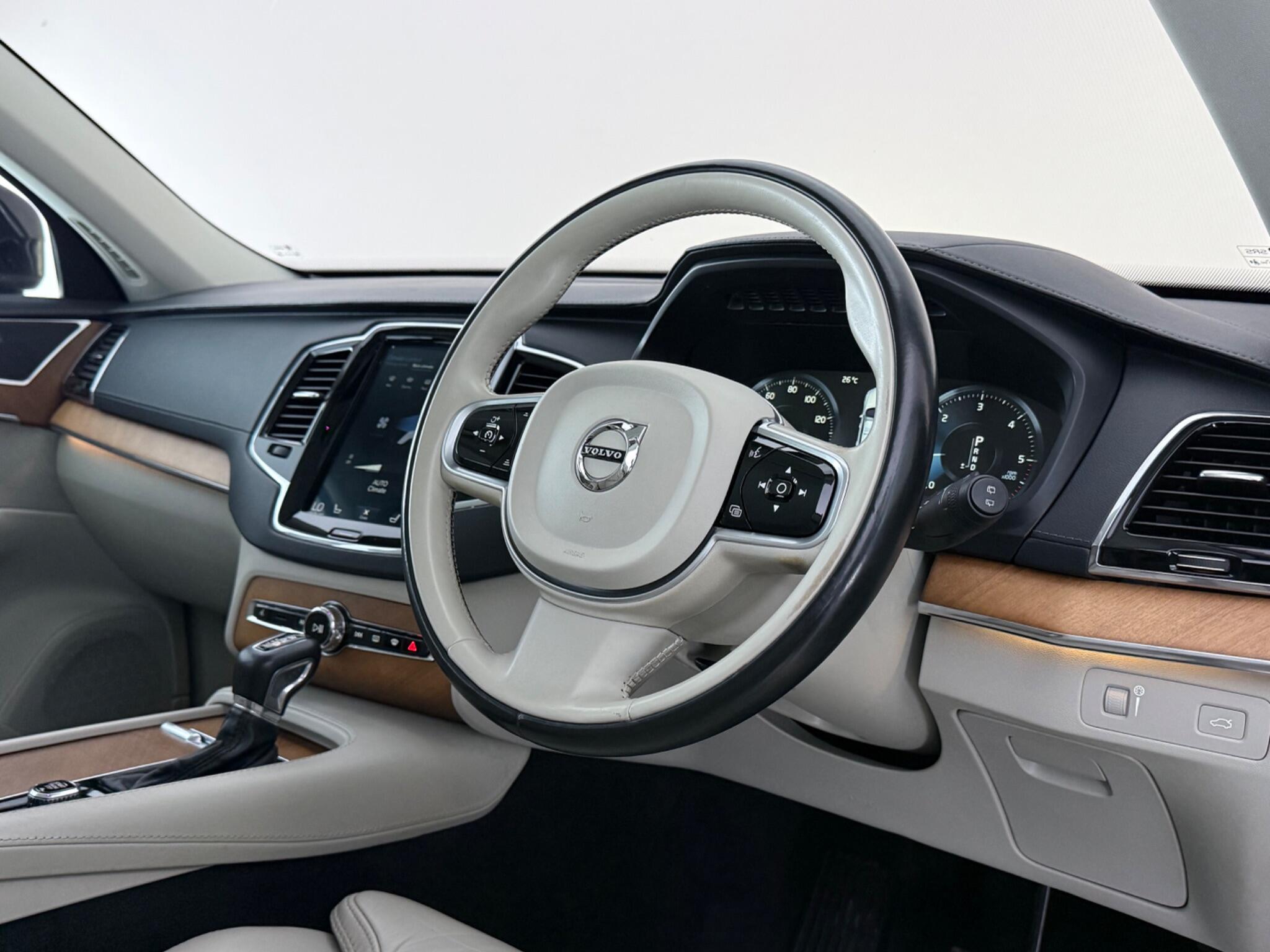 Volvo XC90 view 3