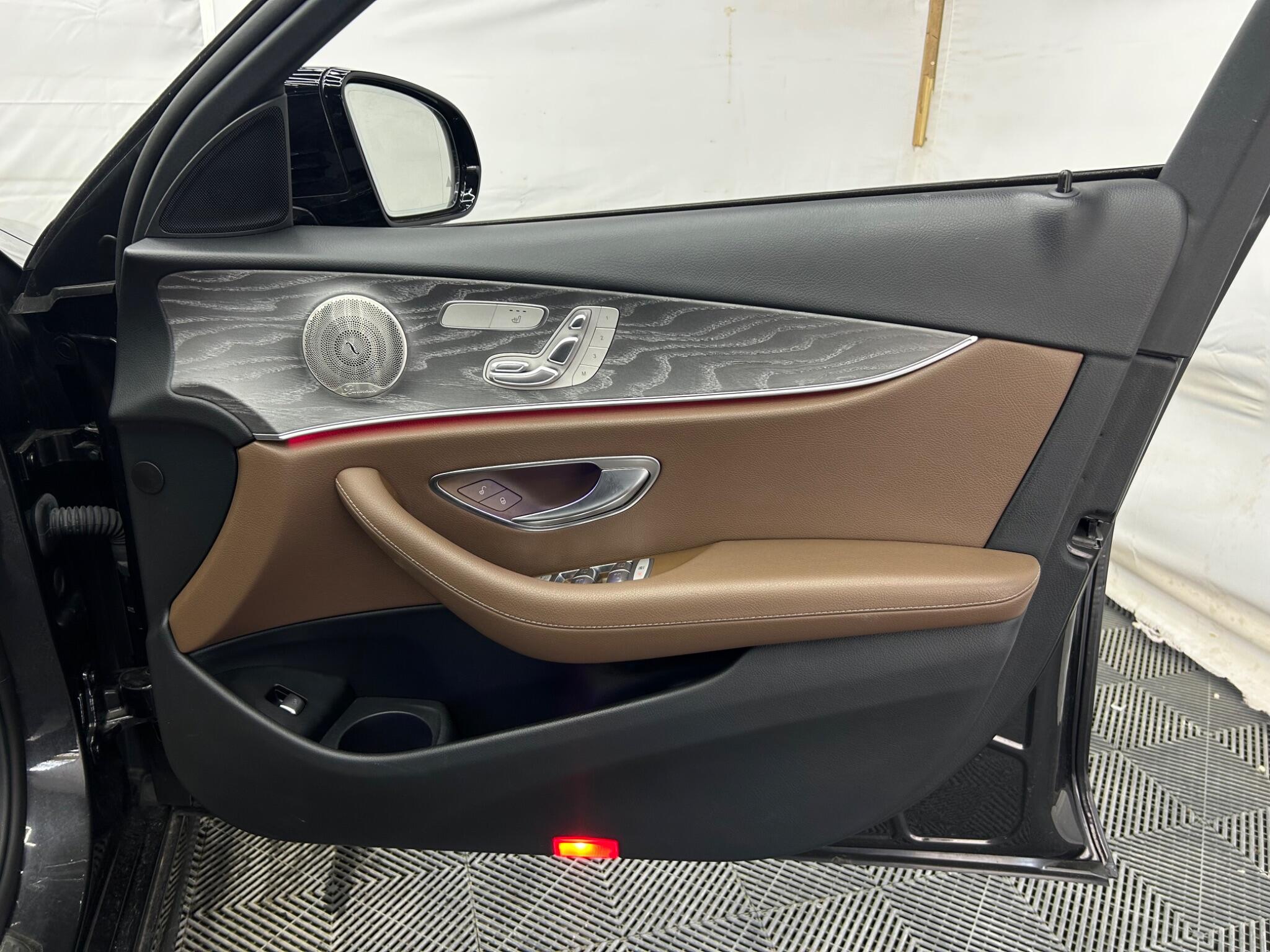 Mercedes-Benz E Class view 29
