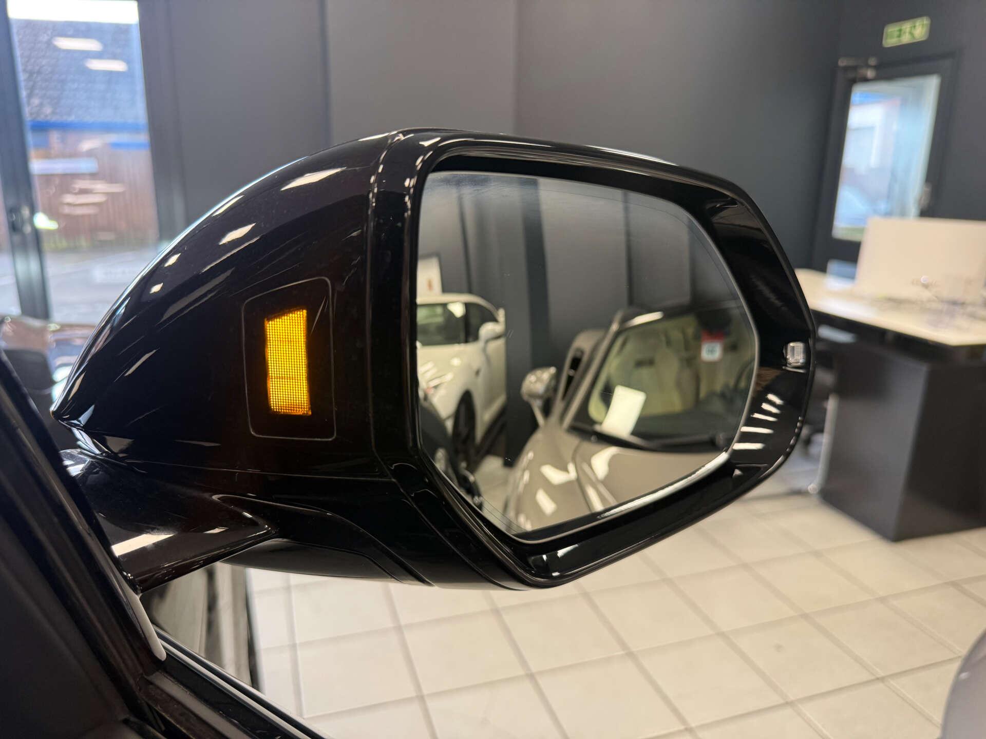 Lamborghini Urus view 36