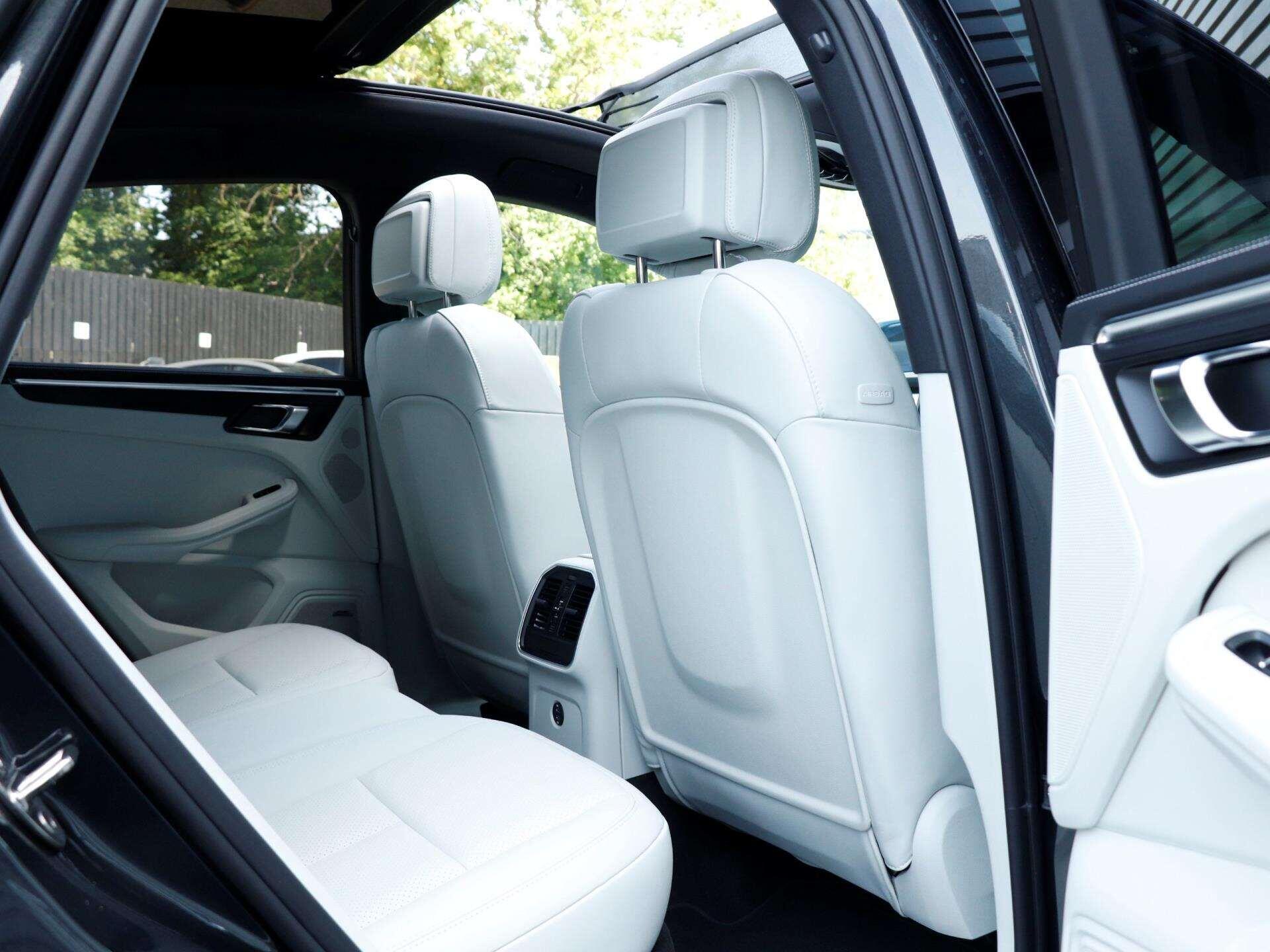 Porsche Macan view 29