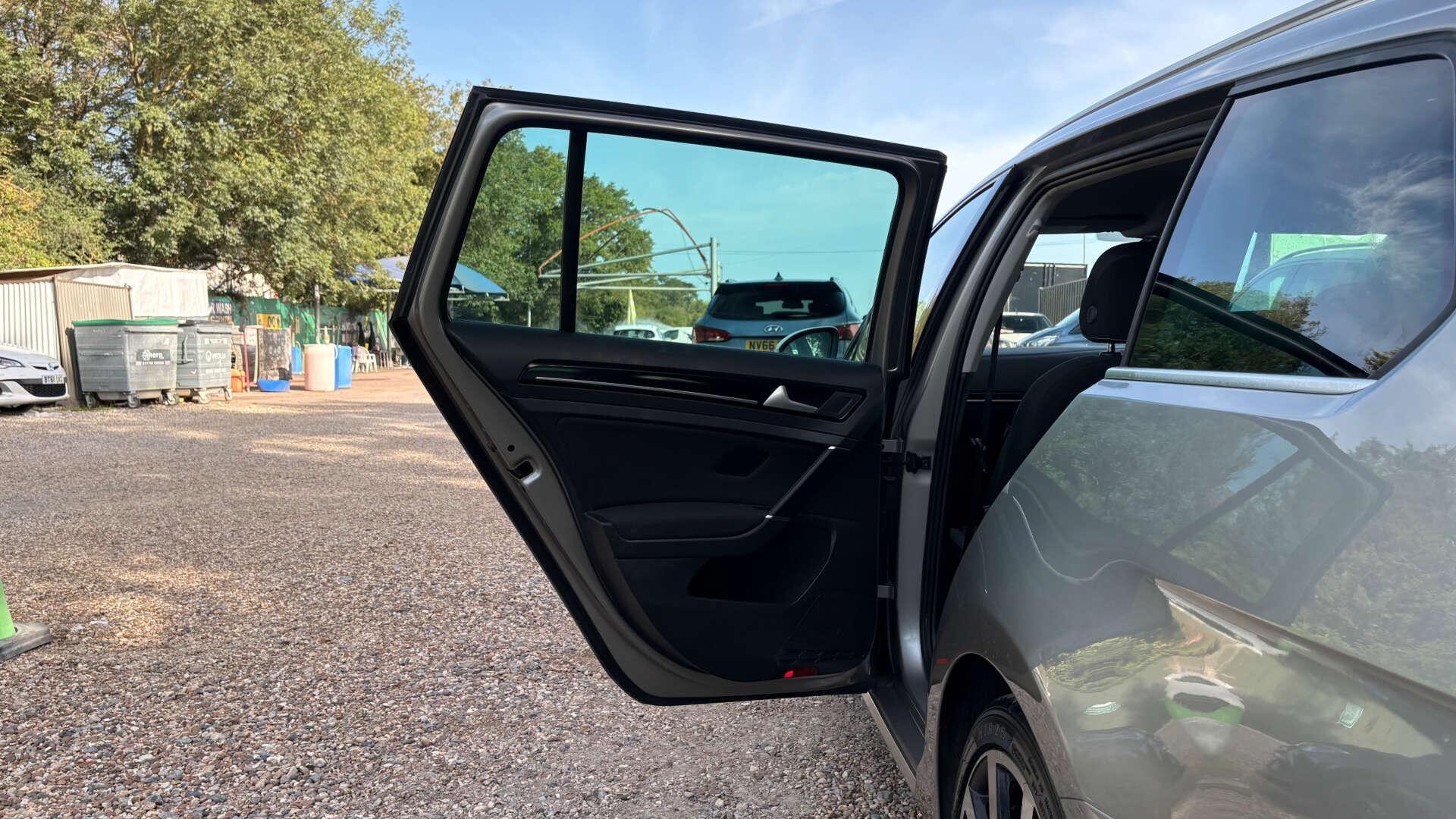 Volkswagen Golf view 40