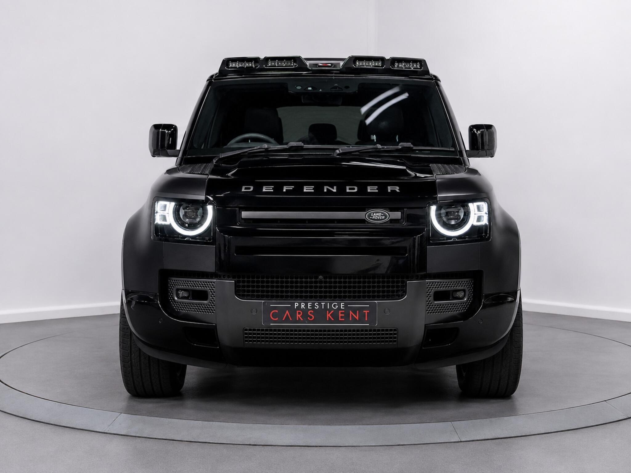 Land Rover Defender 110 view 18