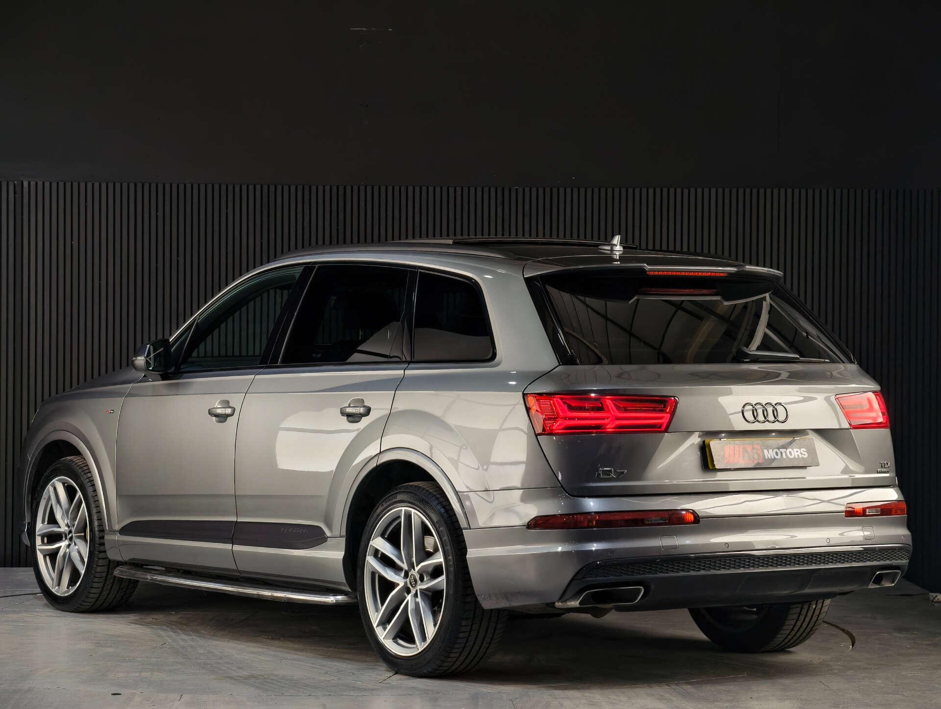 Audi Q7 view 11