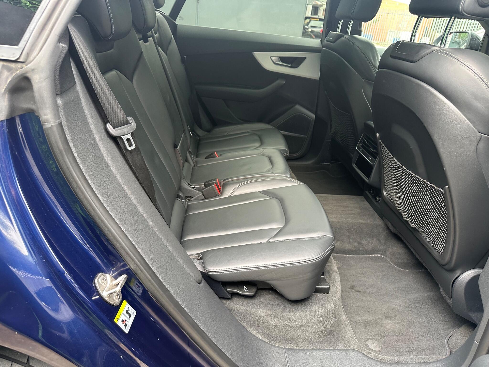 Audi Q8 view 36