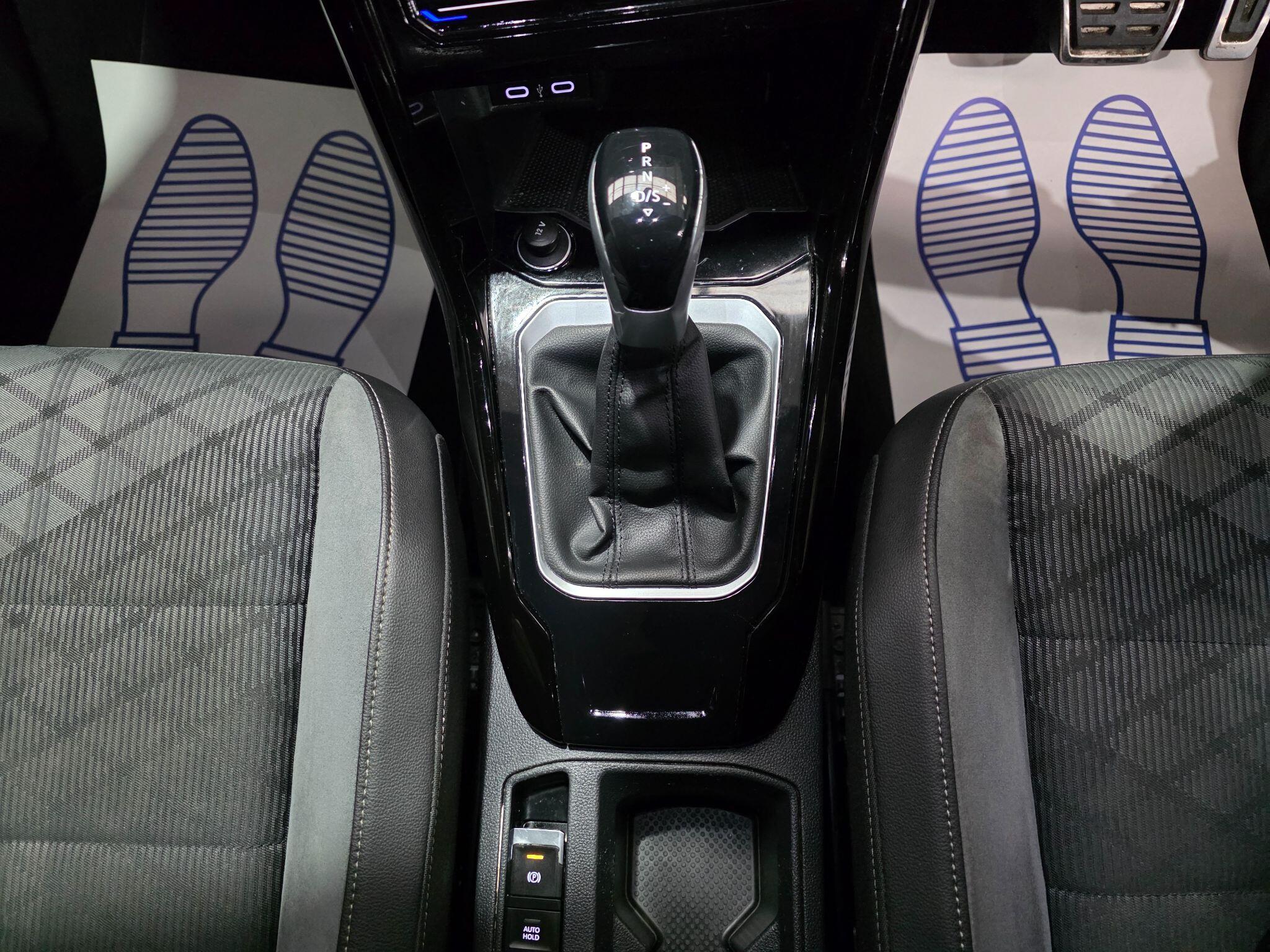 Volkswagen T-Roc view 11