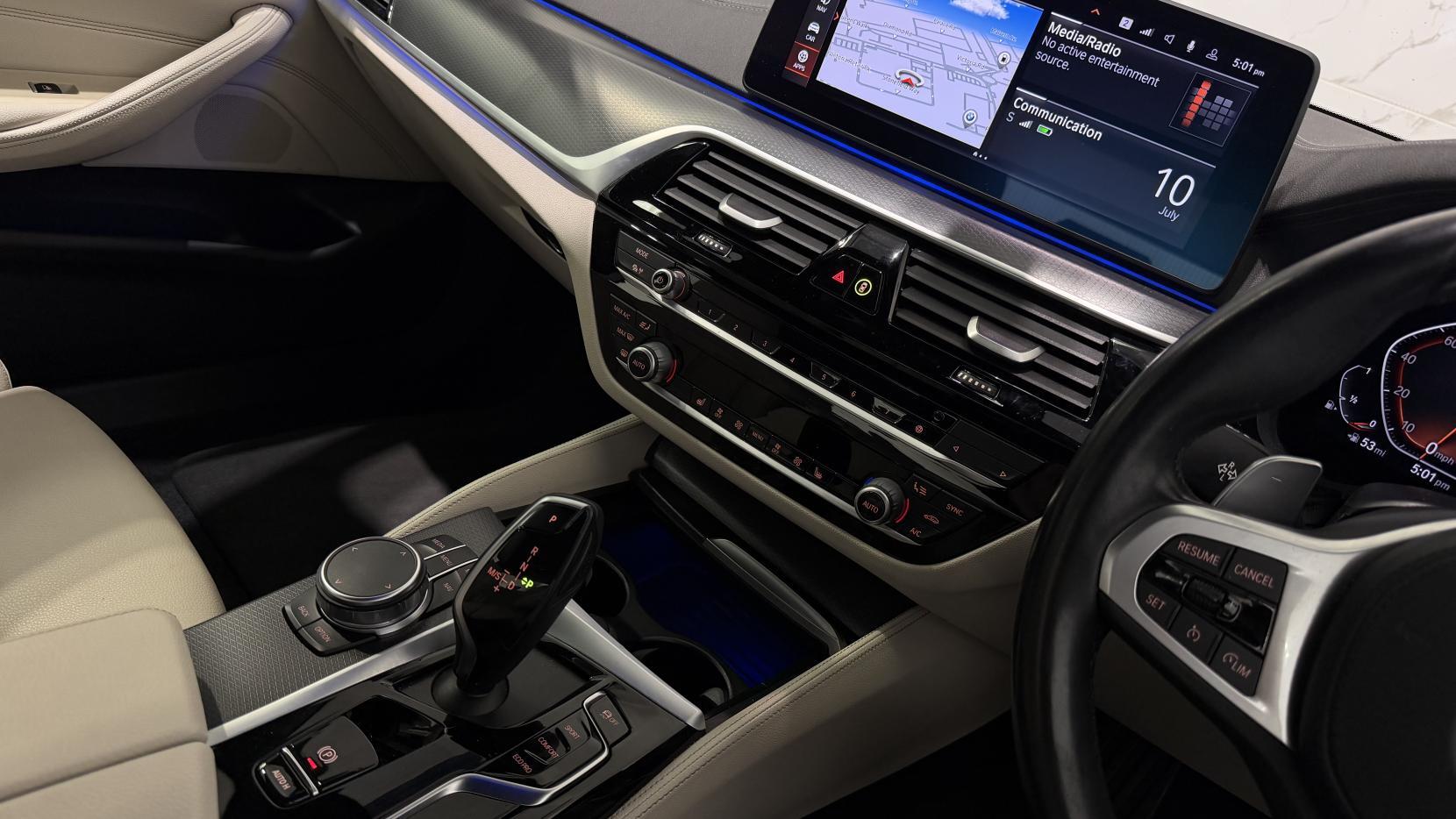 BMW 5 Series view 24