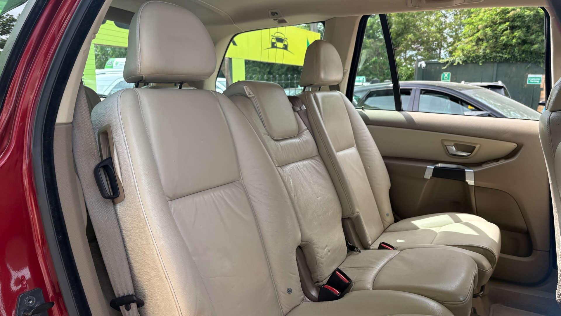 Volvo XC90 view 9