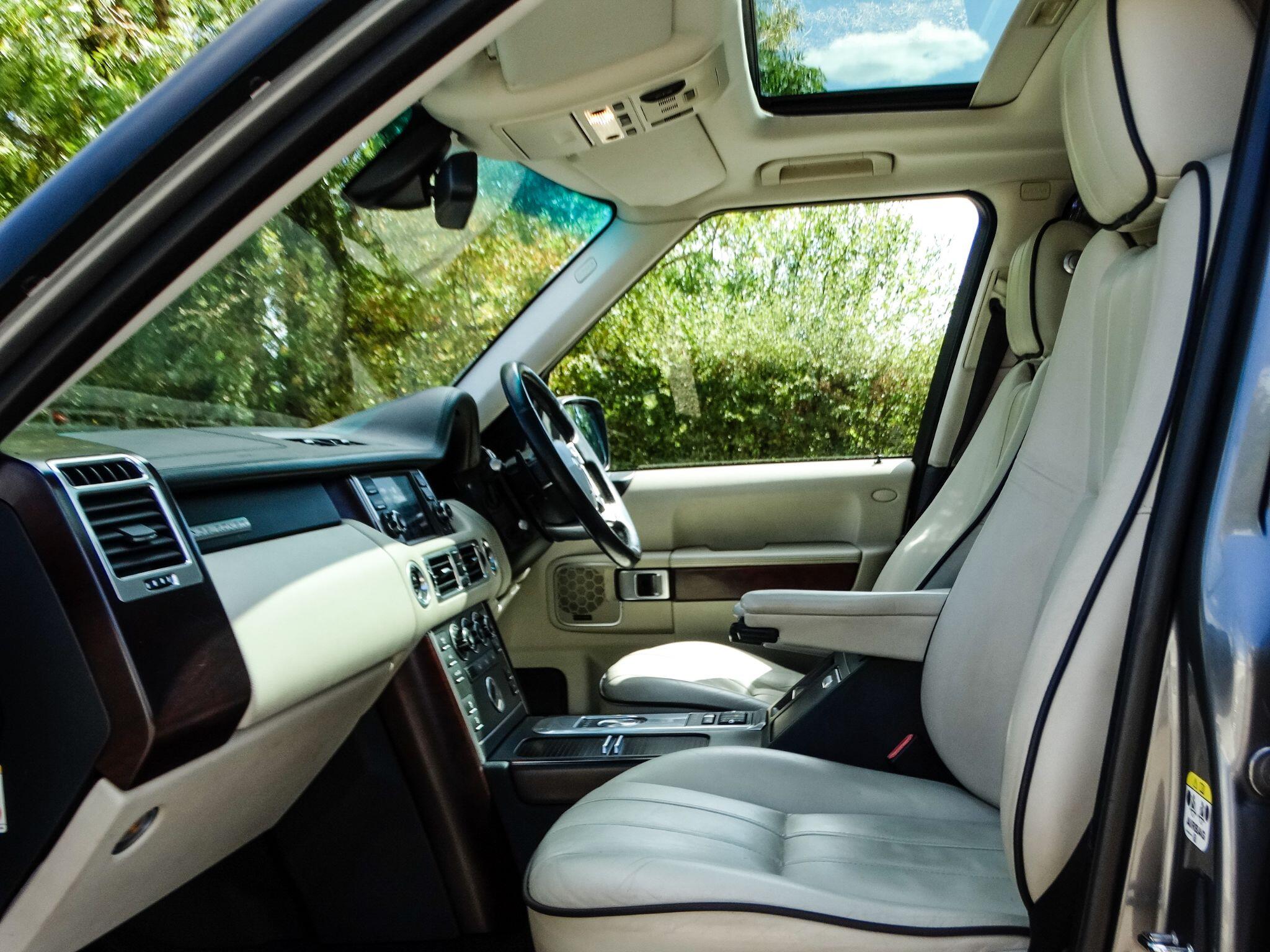 Land Rover Range Rover view 3