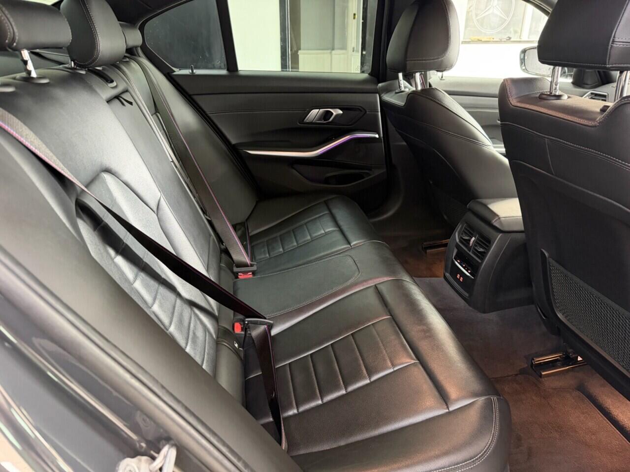 BMW 3 Series view 18