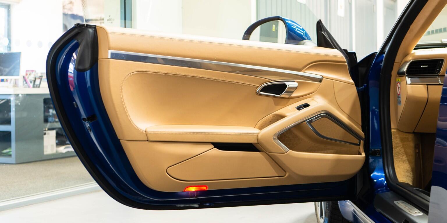 Porsche 911 view 31