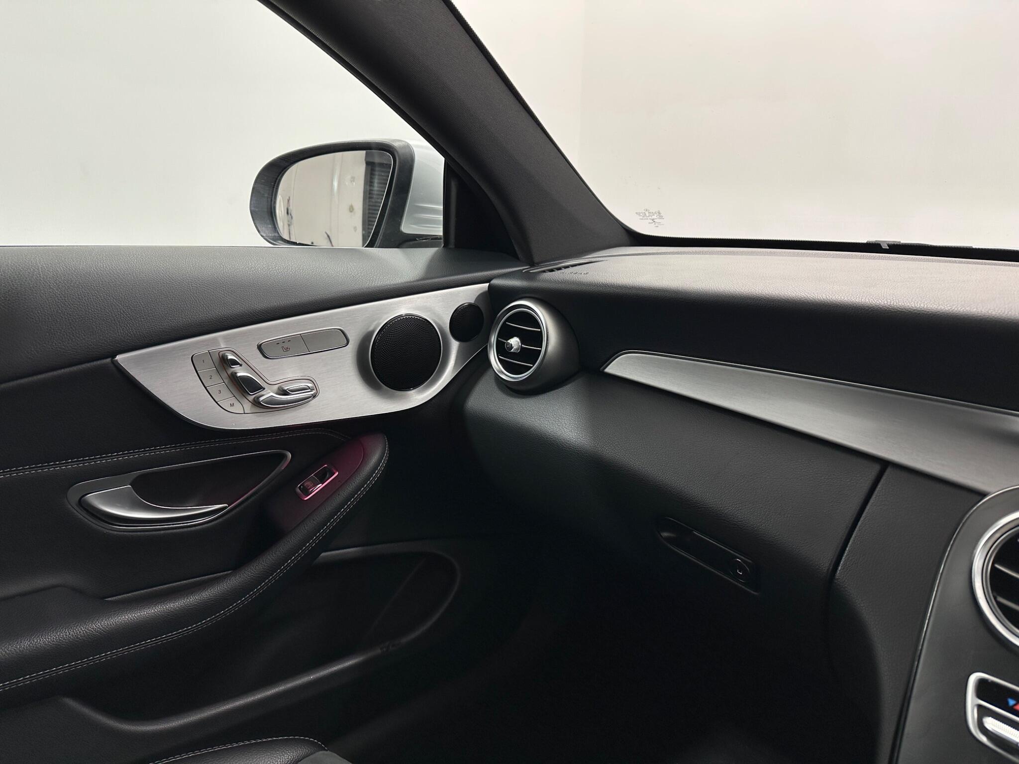 Mercedes-Benz C-Class view 29