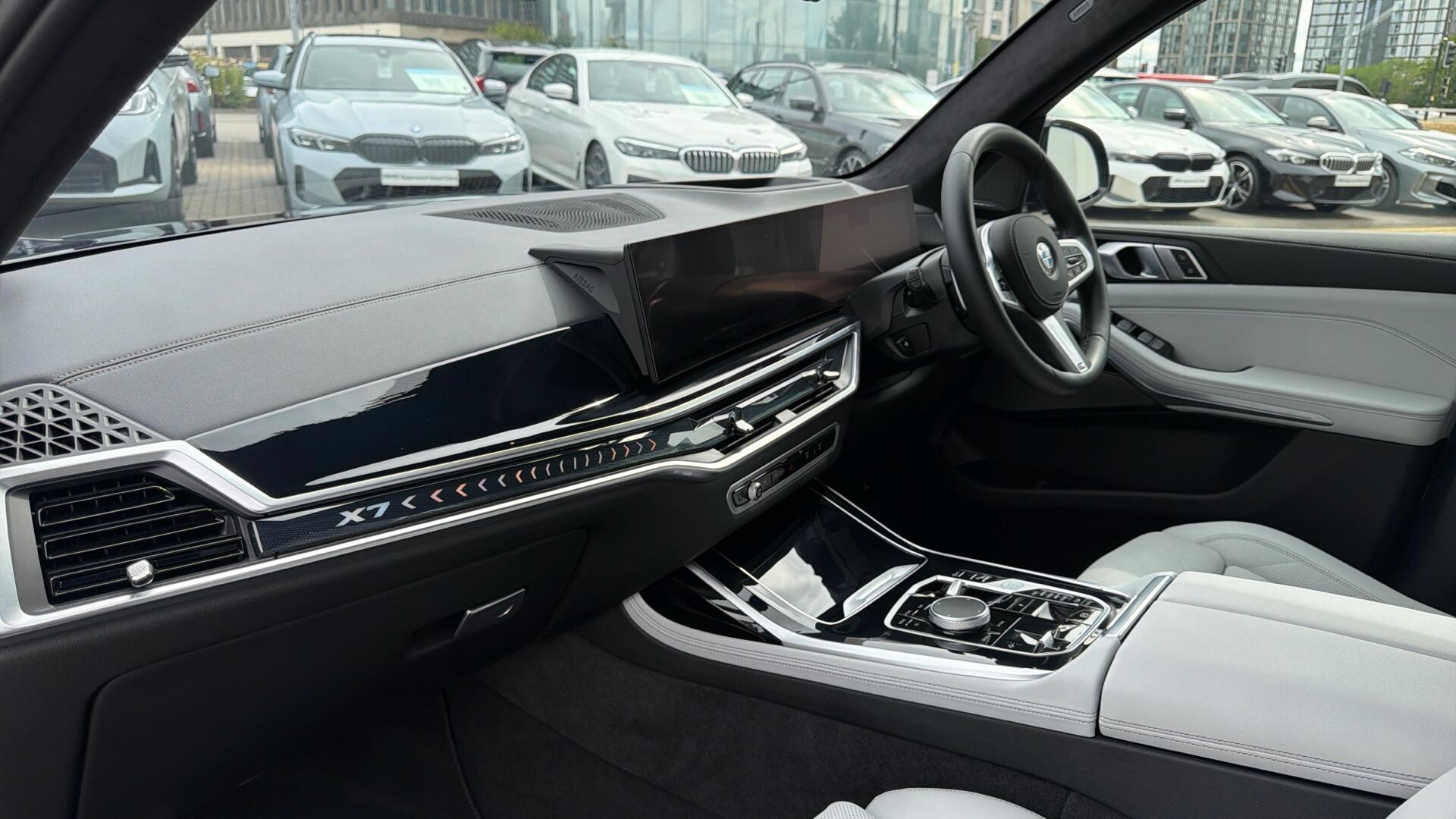 BMW X7 view 7