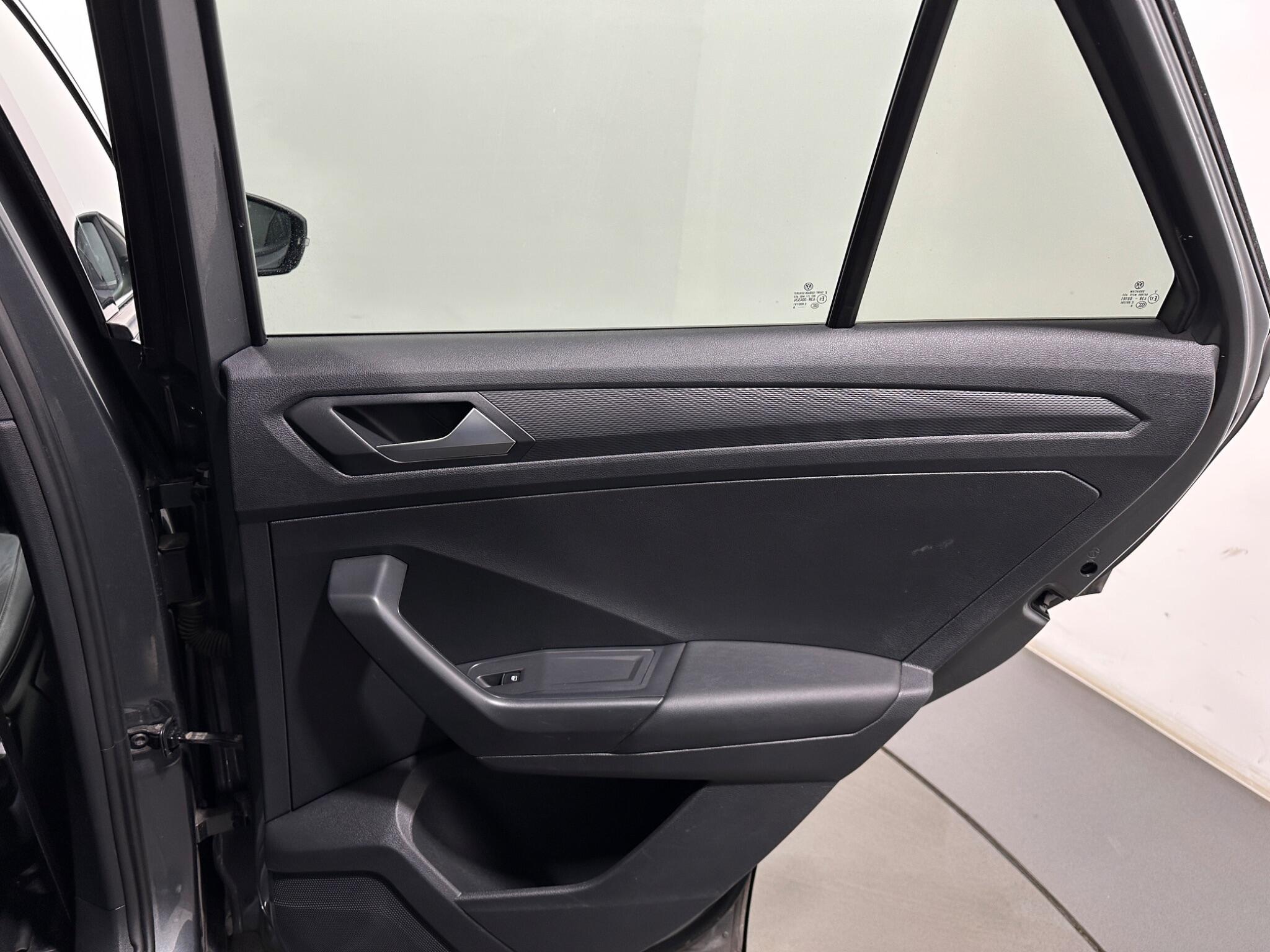 Volkswagen T-Roc view 43