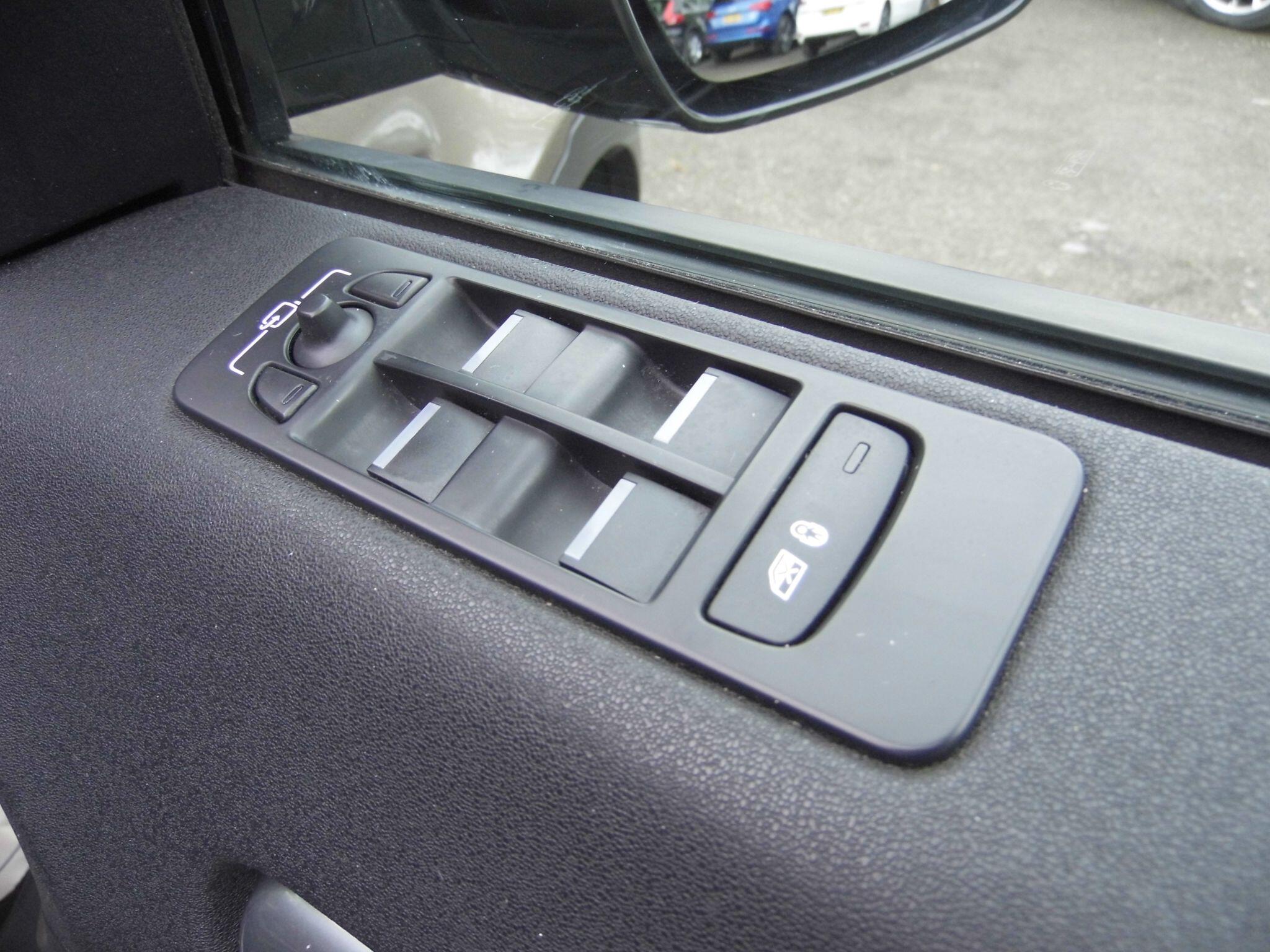 Land Rover Discovery Sport view 31