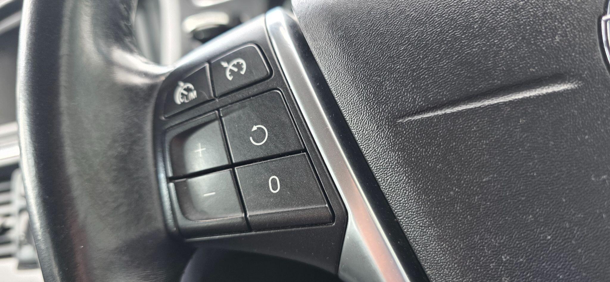 Volvo V40 Cross Country view 37