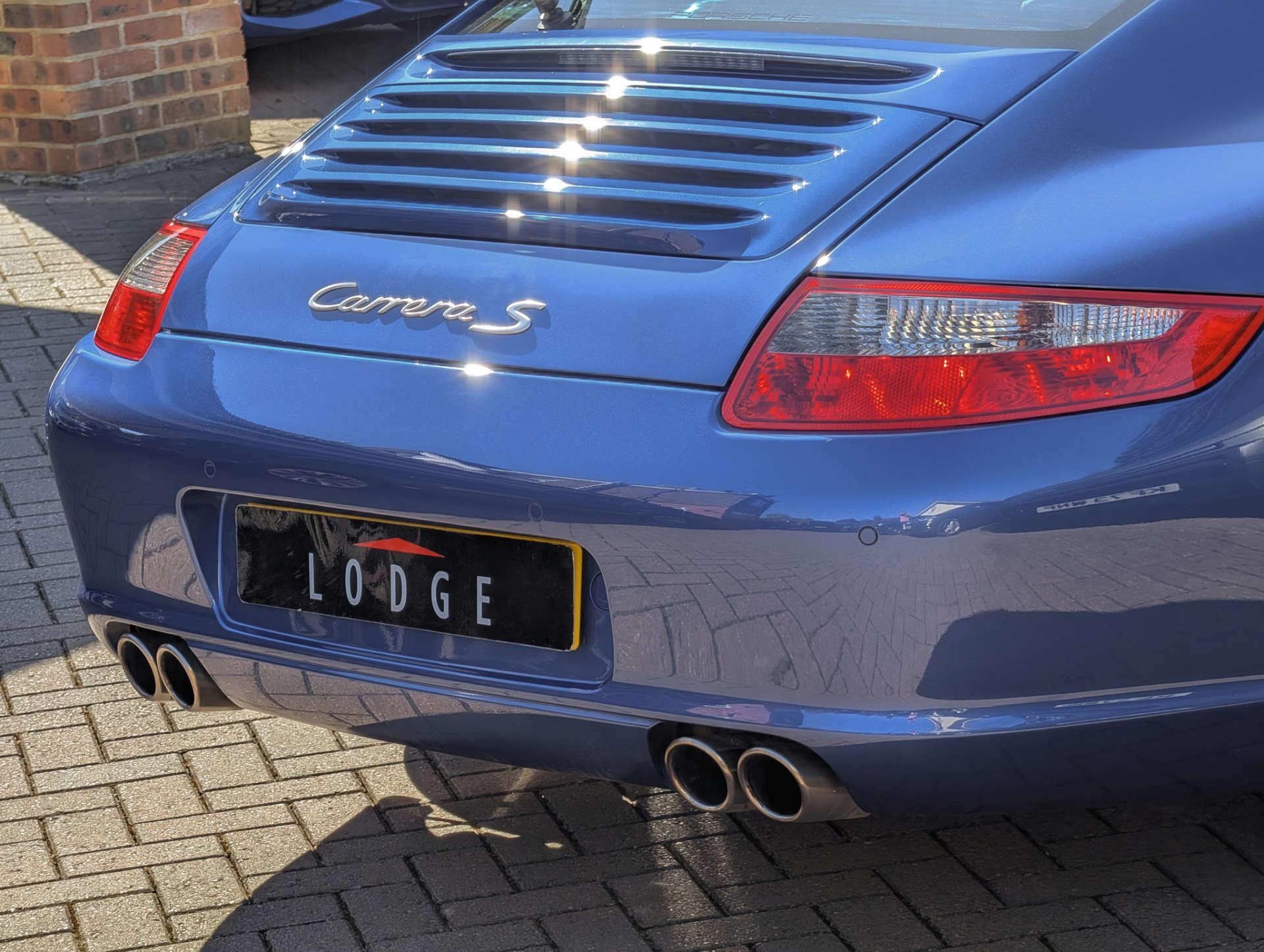 Porsche 911 view 16