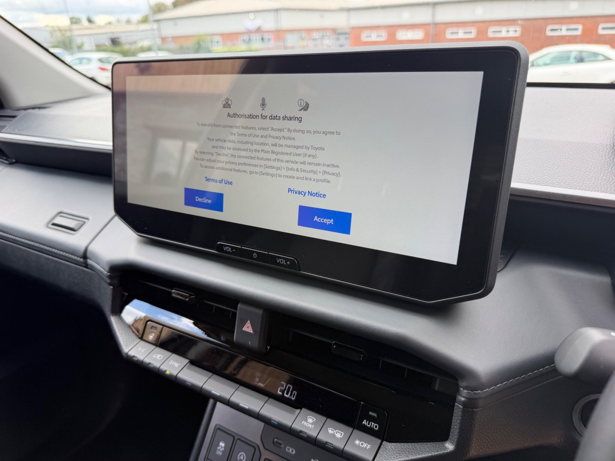 Toyota Hilux view 16