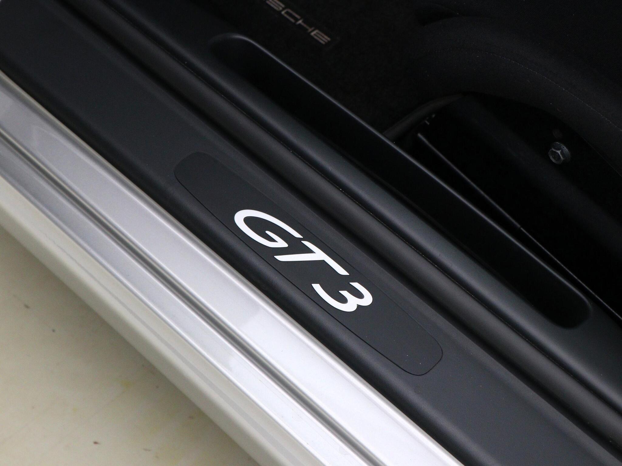 Porsche 911 view 45