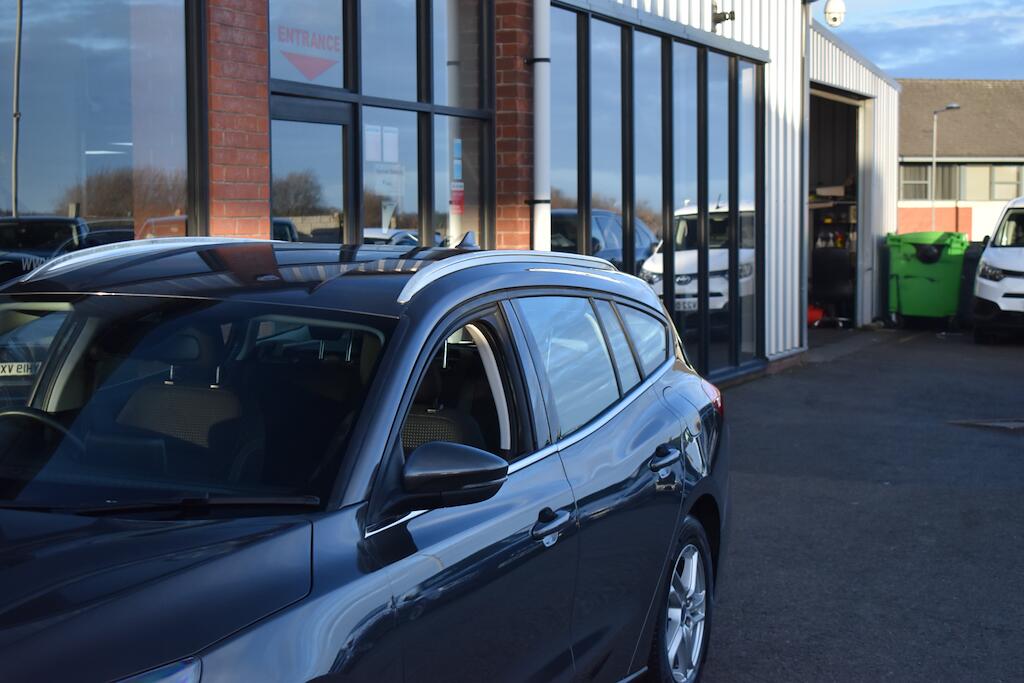 Ford Focus view 23