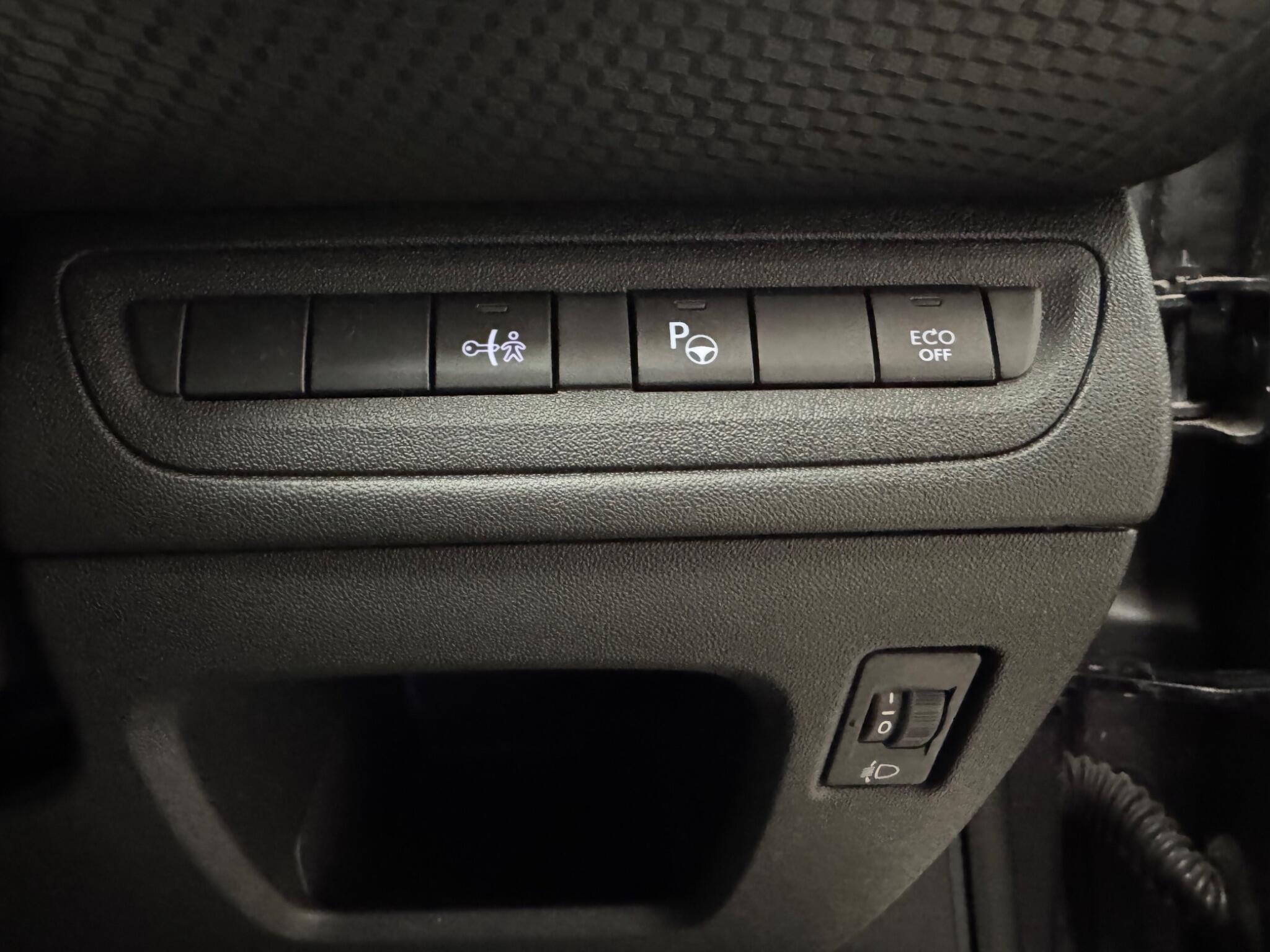 Peugeot 208 view 10