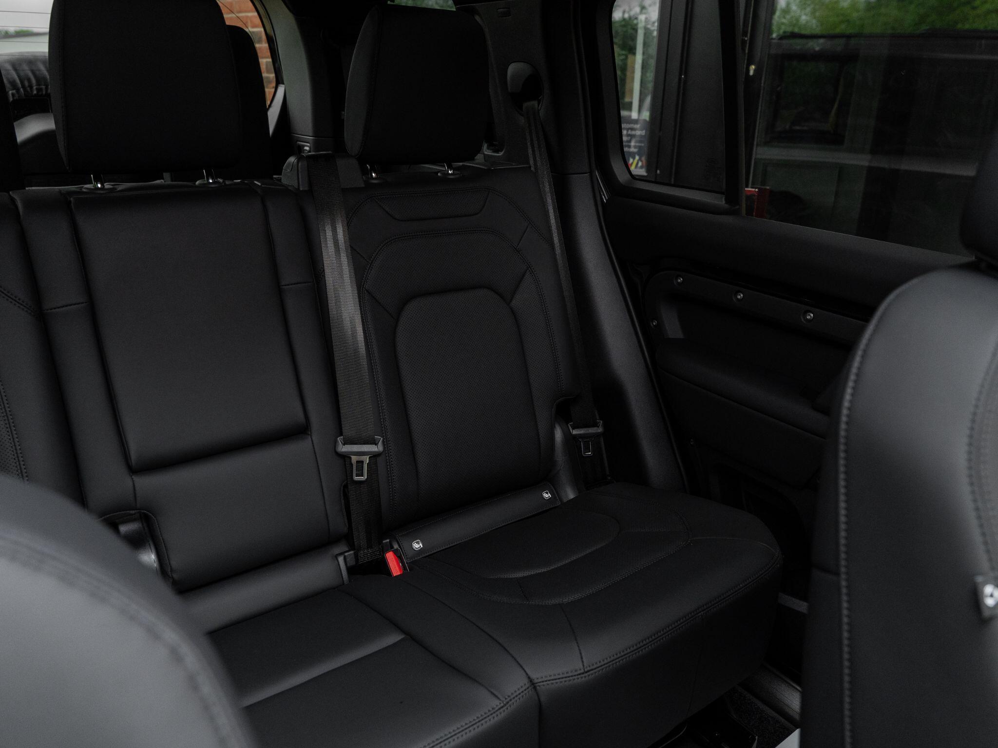 Land Rover Defender 110 view 45