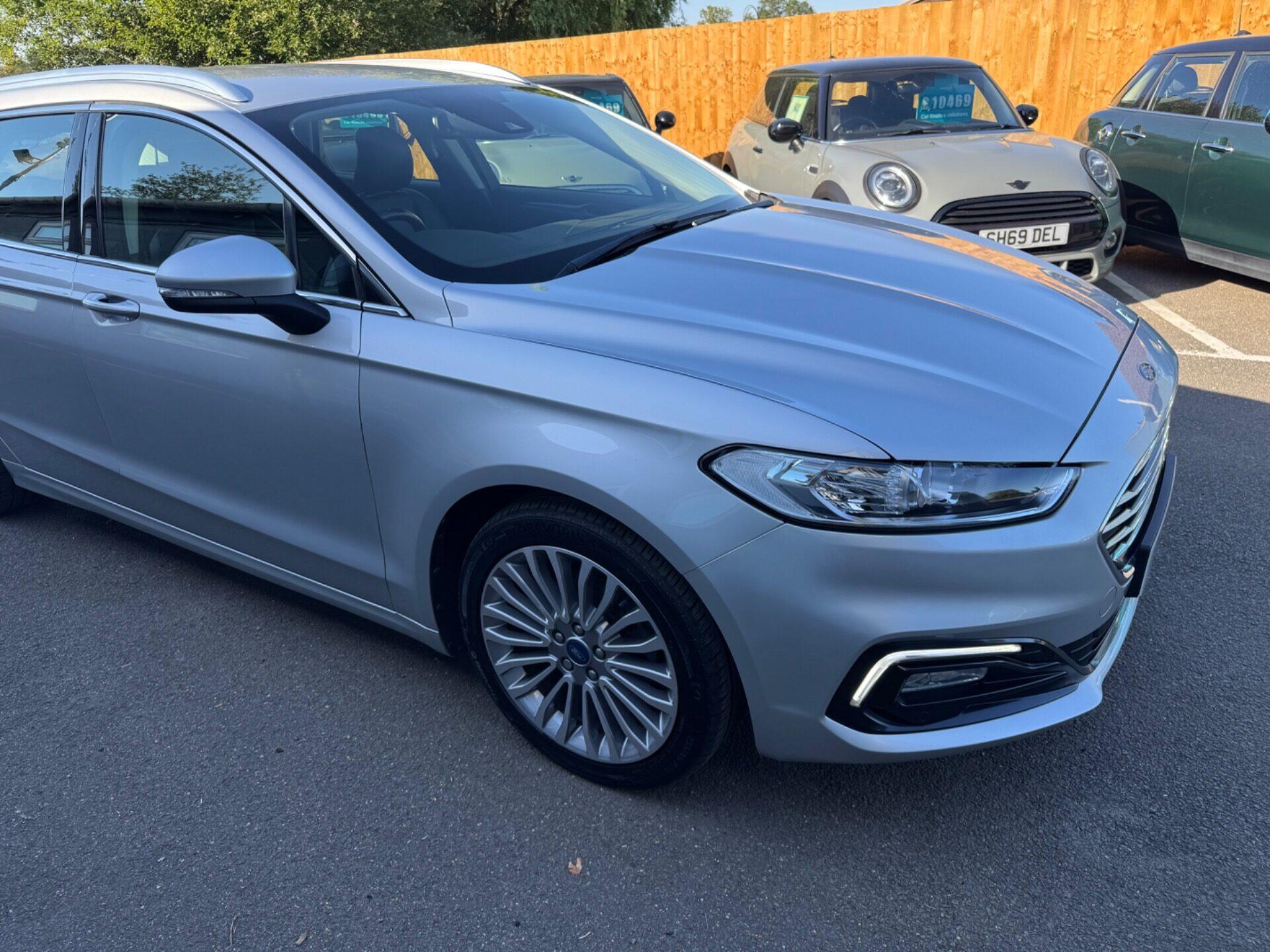 Ford Mondeo view 4