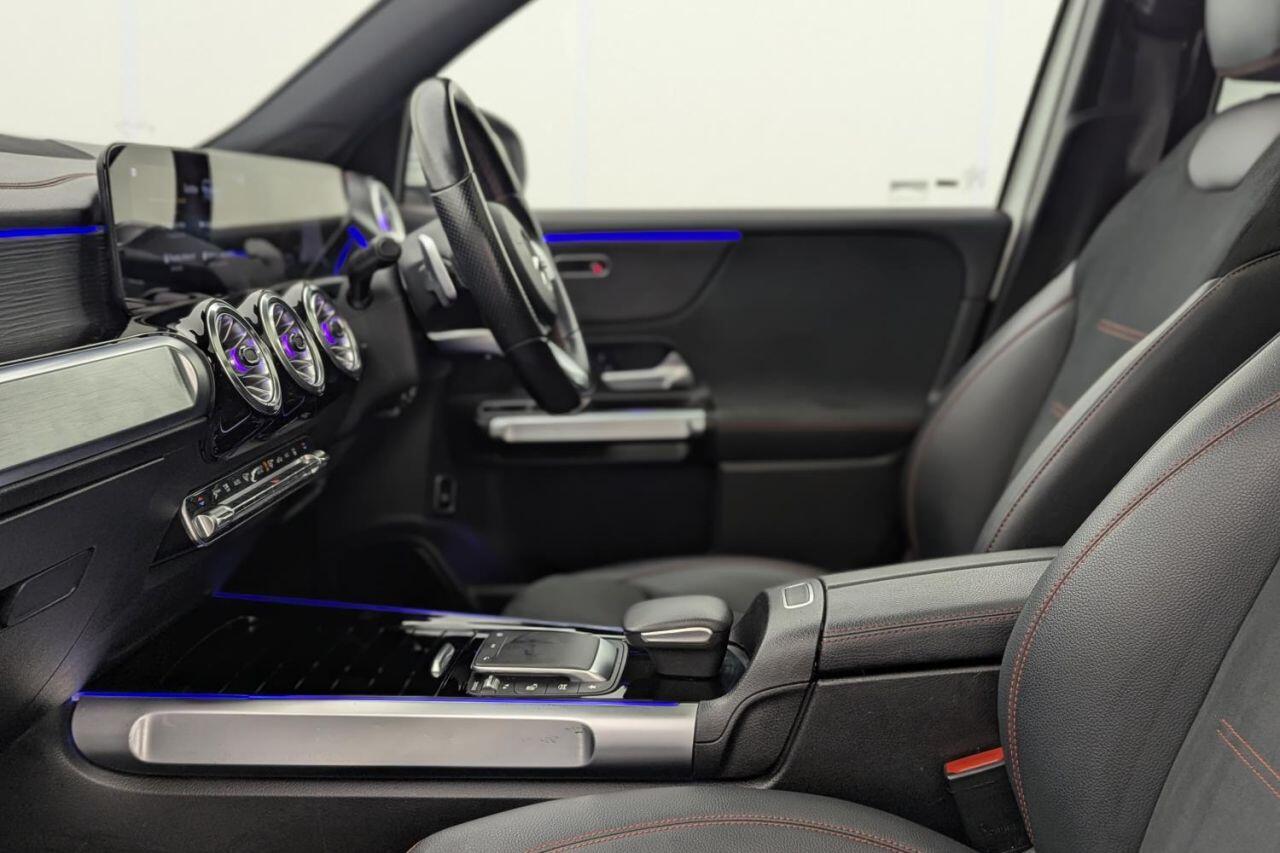 Mercedes-Benz Eqb view 31