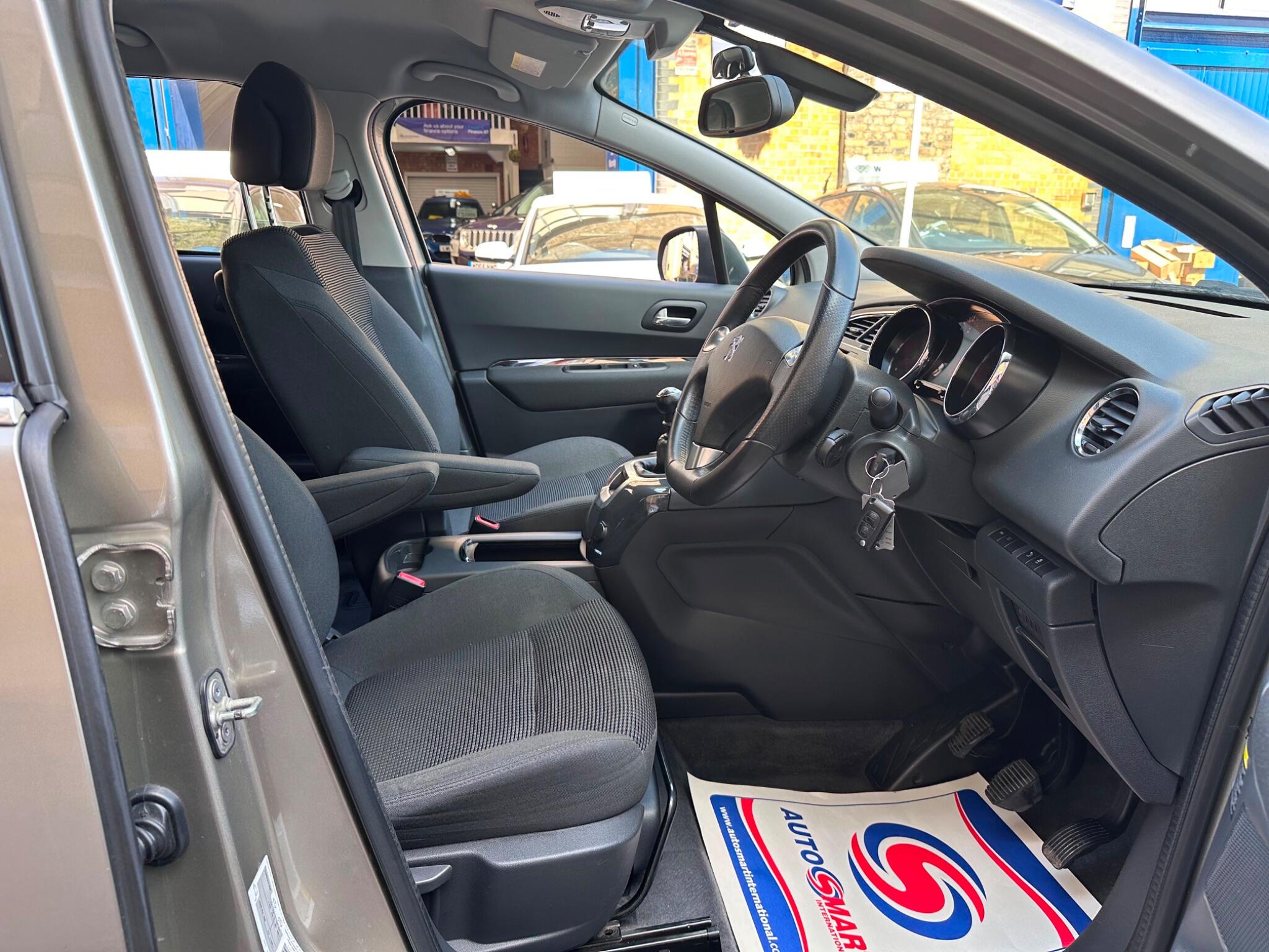 Peugeot 5008 view 18