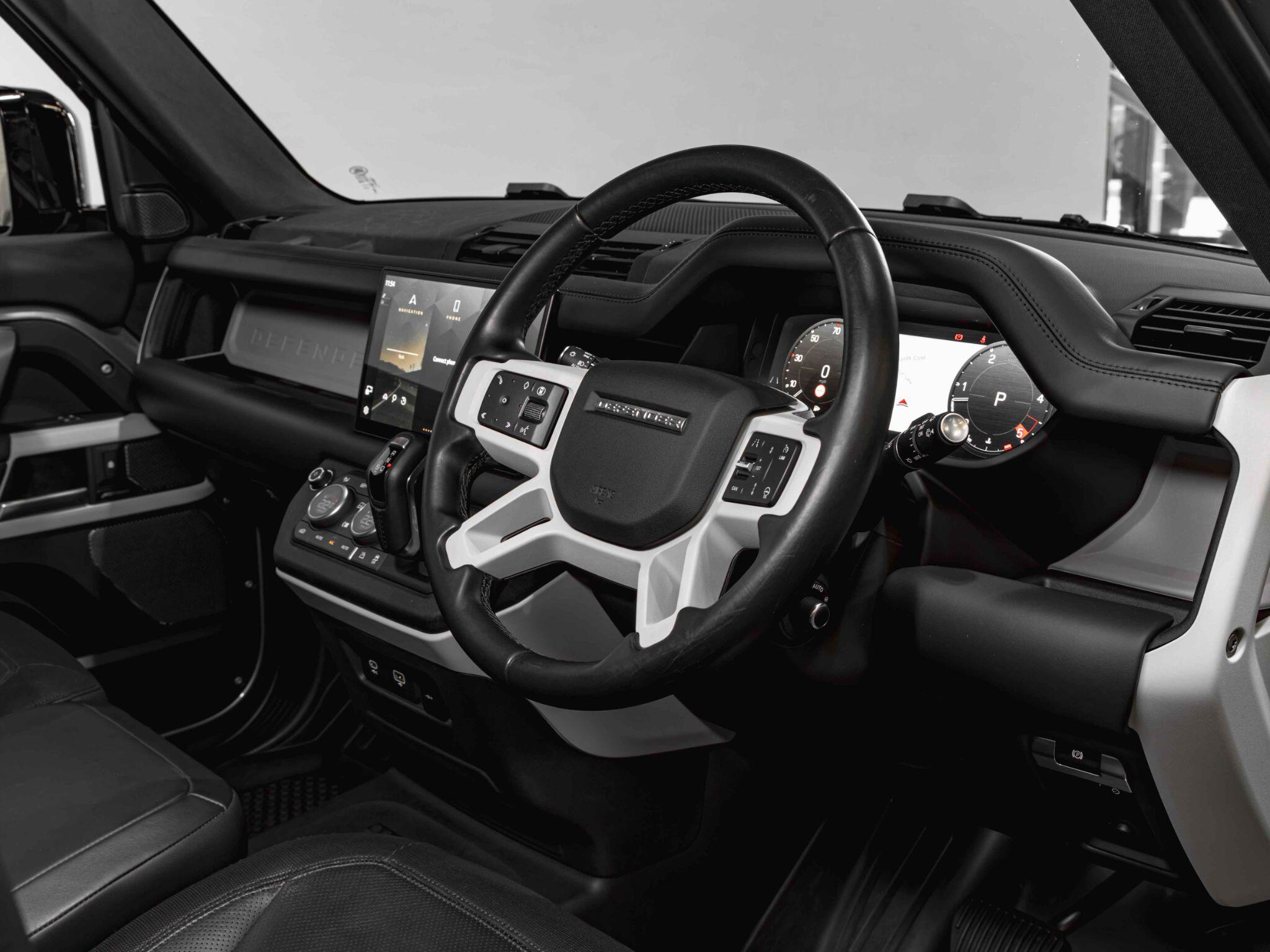 Land Rover Defender 110 view 20