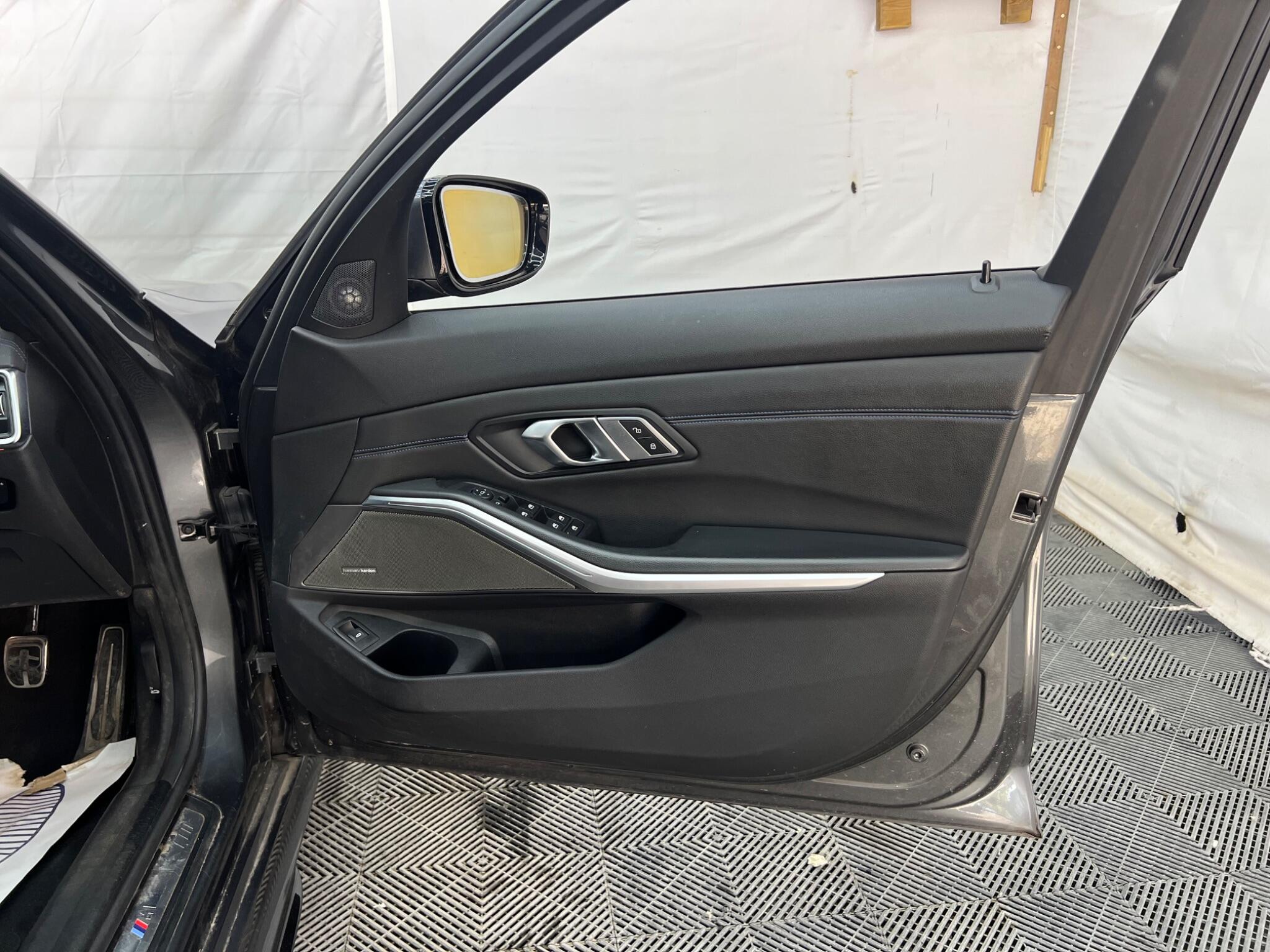 BMW 3 Series view 28