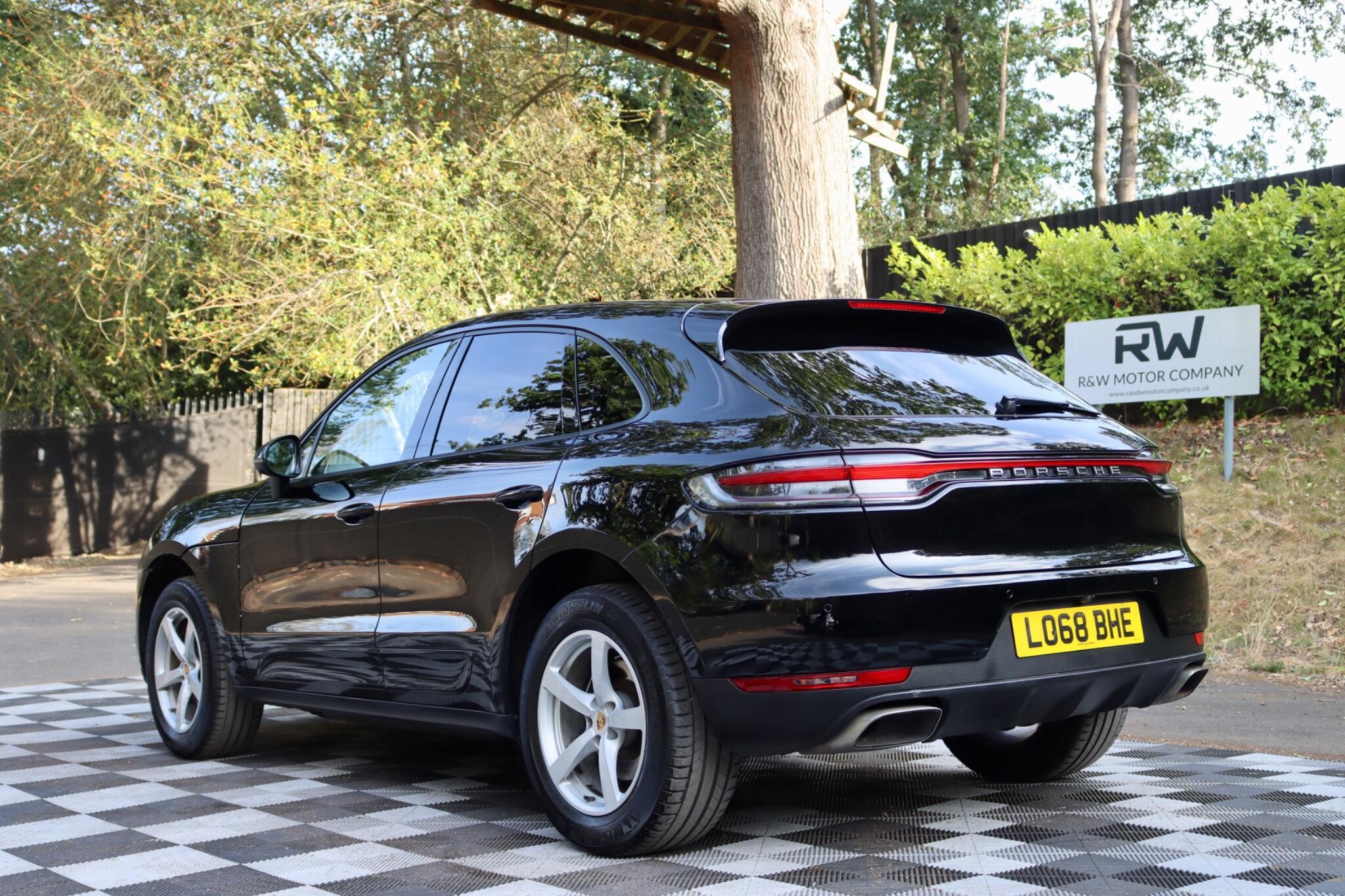 Porsche Macan view 14