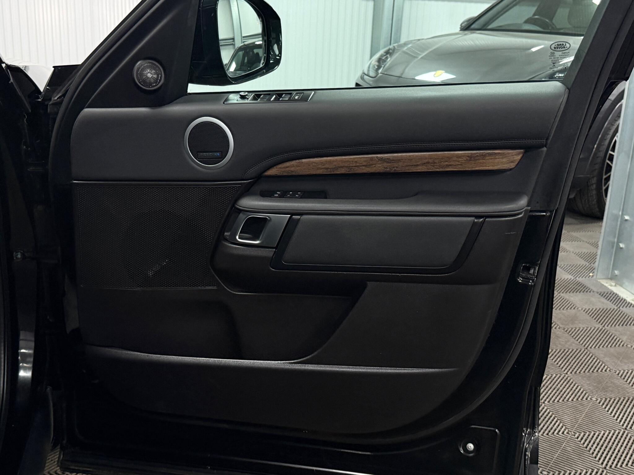 Land Rover Discovery view 25