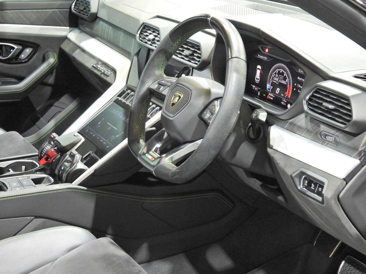 Lamborghini Urus view 4