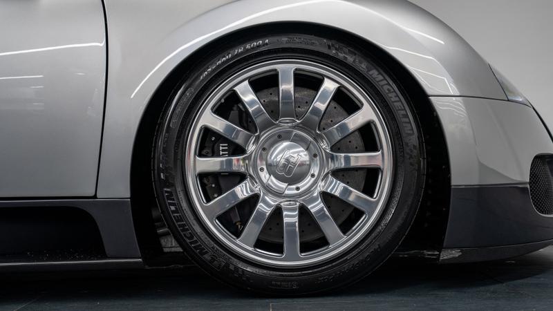 Bugatti Veyron view 19