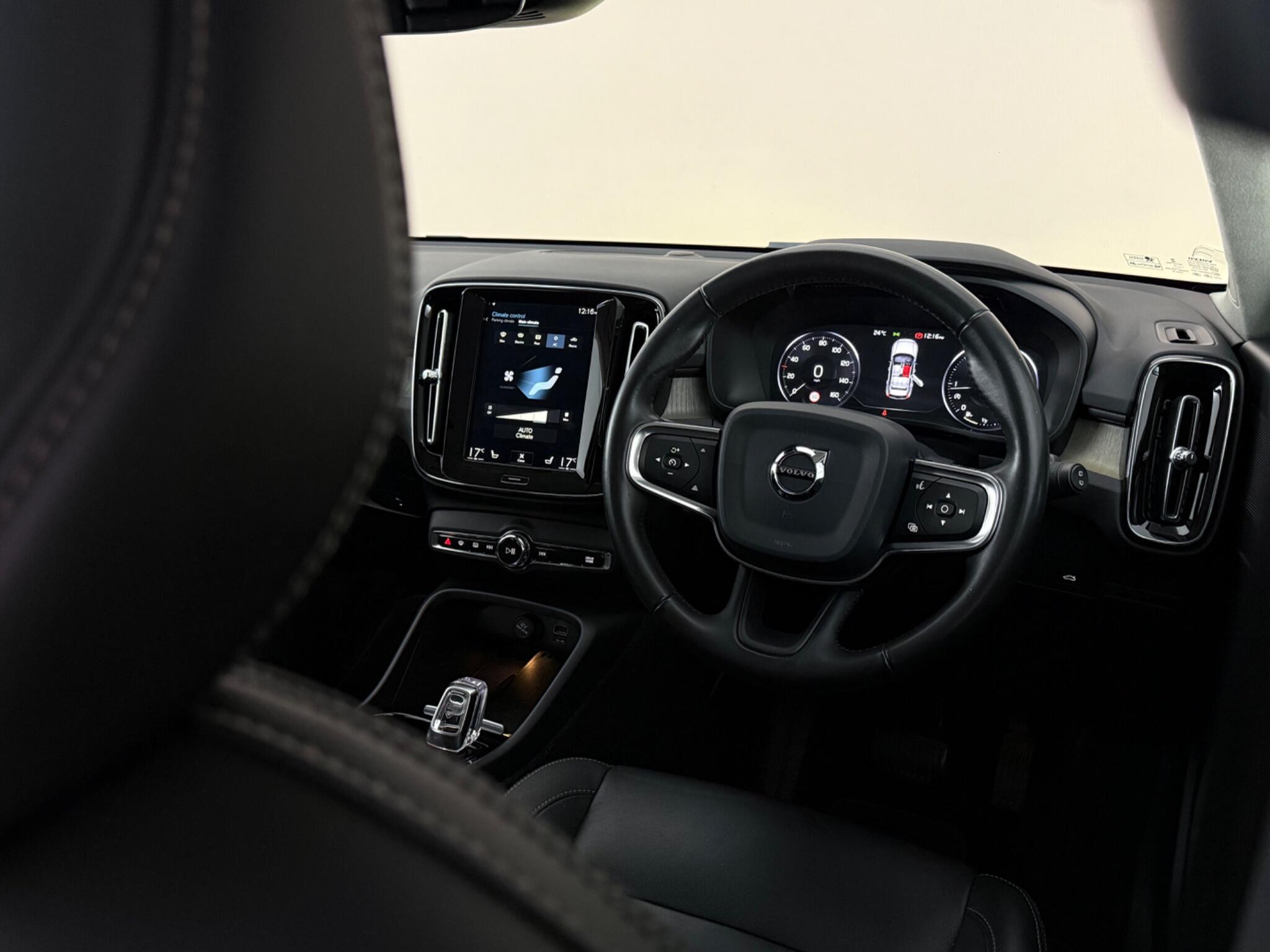 Volvo XC40 view 14
