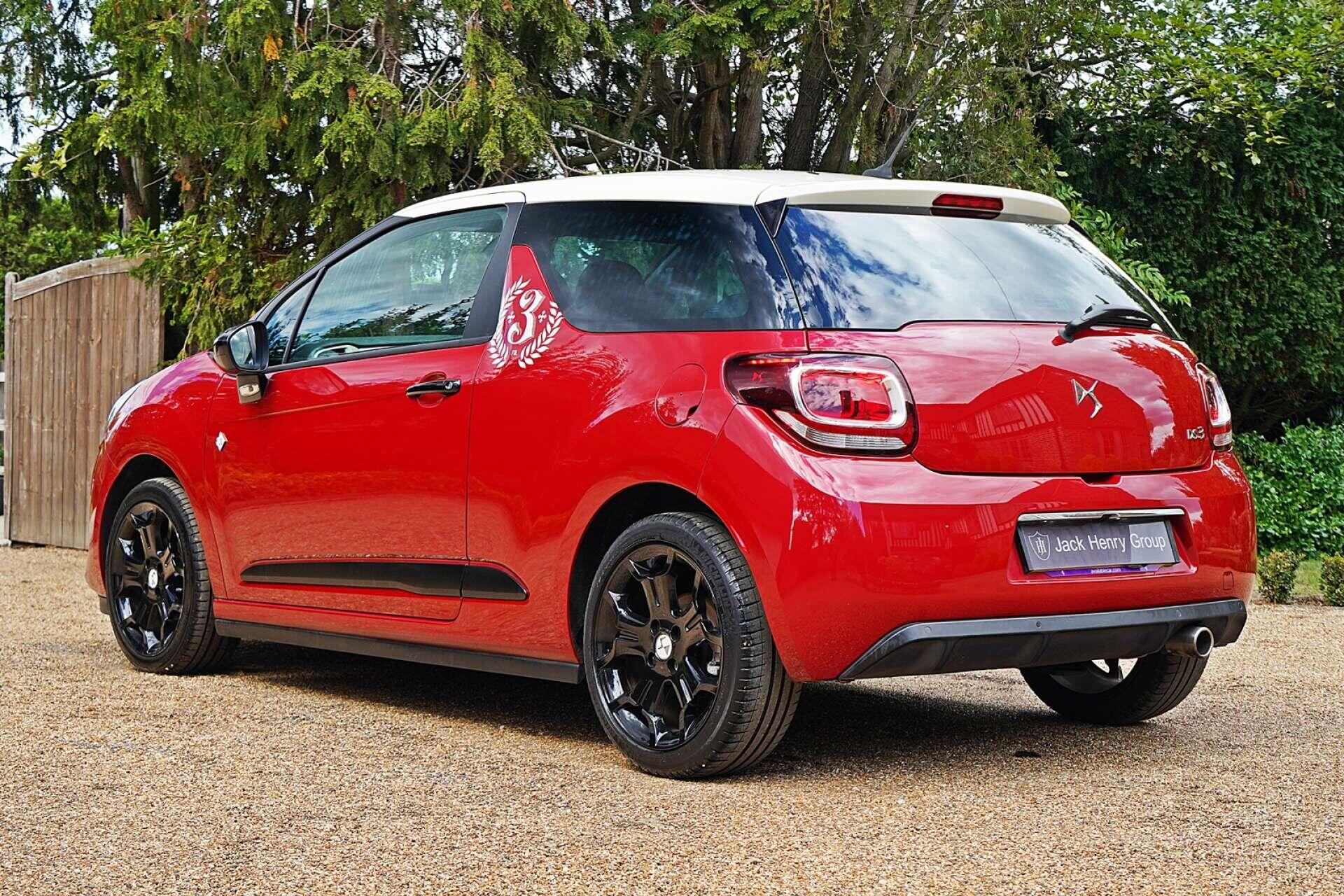 DS Automobiles DS 3 view 3
